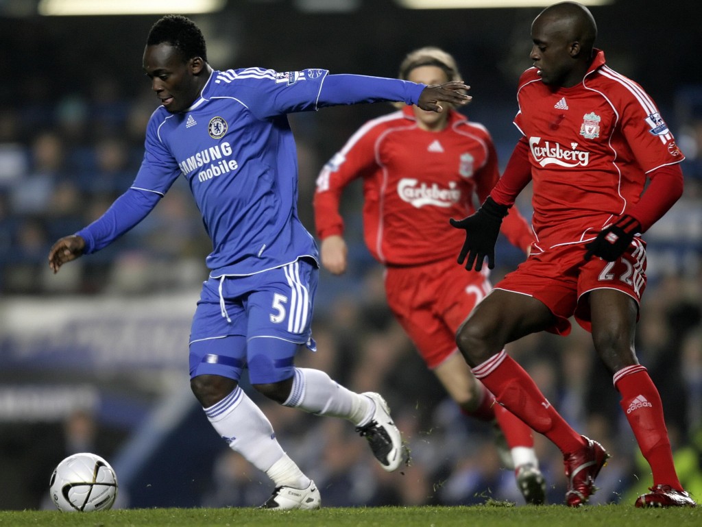 Chelsea's Ghanian player Michael Essien (L) evades Liverpool's Mali player Momo Sissoko (R) during the Carling Cup quarter-final football match at Stamford Bridge in London 19th December 2007. AFP PHOTO/Leon Neal Mobile and website use of domestic English football pictures are subject to obtaining a Photographic End User Licence from Football DataCo Ltd Tel : +44 (0) 207 864 9121 or e-mail accreditations@football-dataco.com - applies to Premier and Football League matches. (Photo credit should read Leon Neal/AFP/Getty Images)