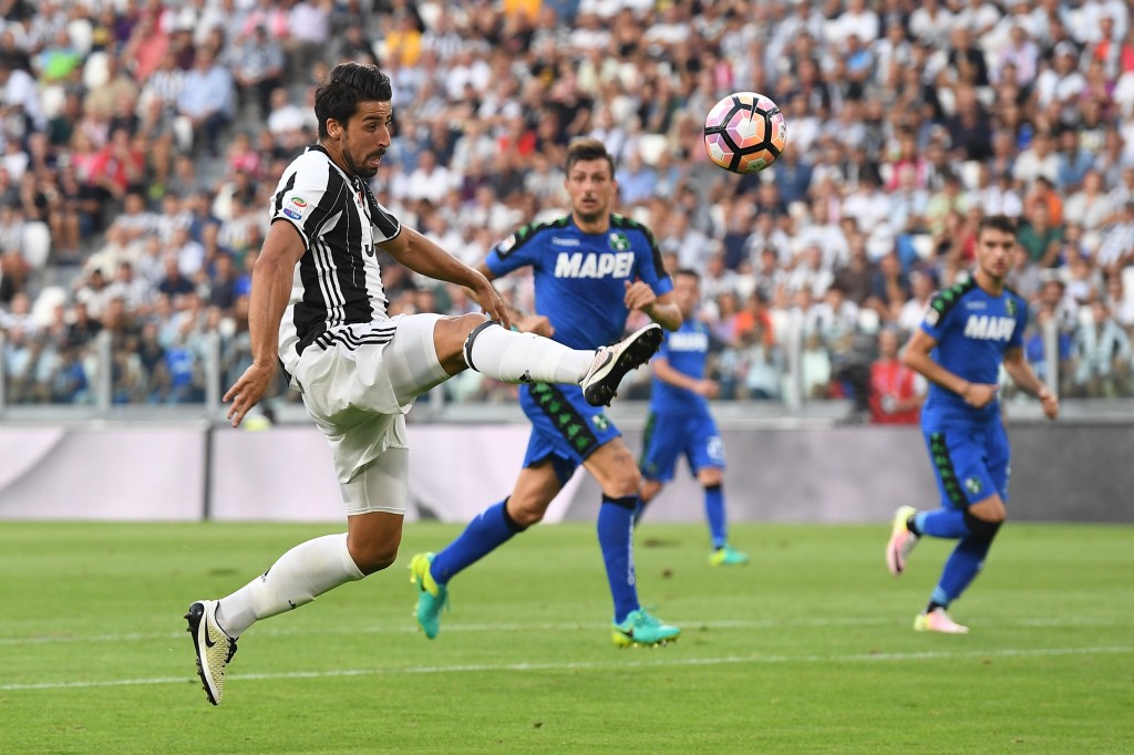 TURIN, ITALY - SEPTEMBER 10: Sami Khedira of Juventus FC in action during the Serie A match between Juventus FC and US Sassuolo at Juventus Stadium on September 10, 2016 in Turin, Italy. (Photo by Valerio Pennicino/Getty Images)