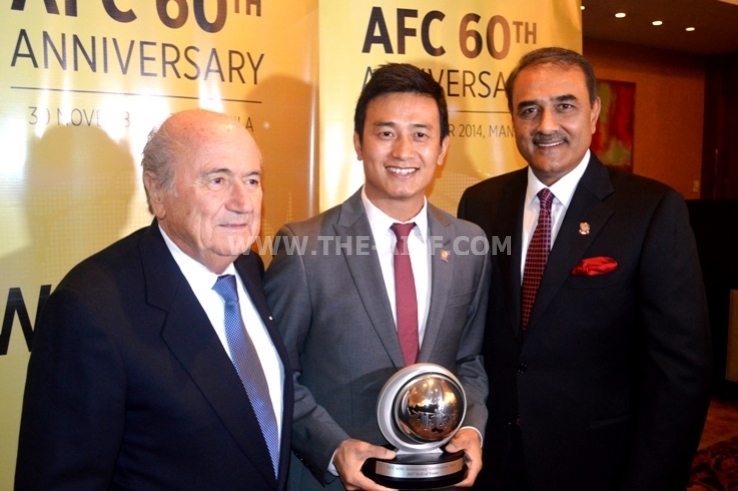 FIFA President Mr. Joseph Blatter presented the award to Bhaichung alongside was AIFF President Mr. Praful Patel