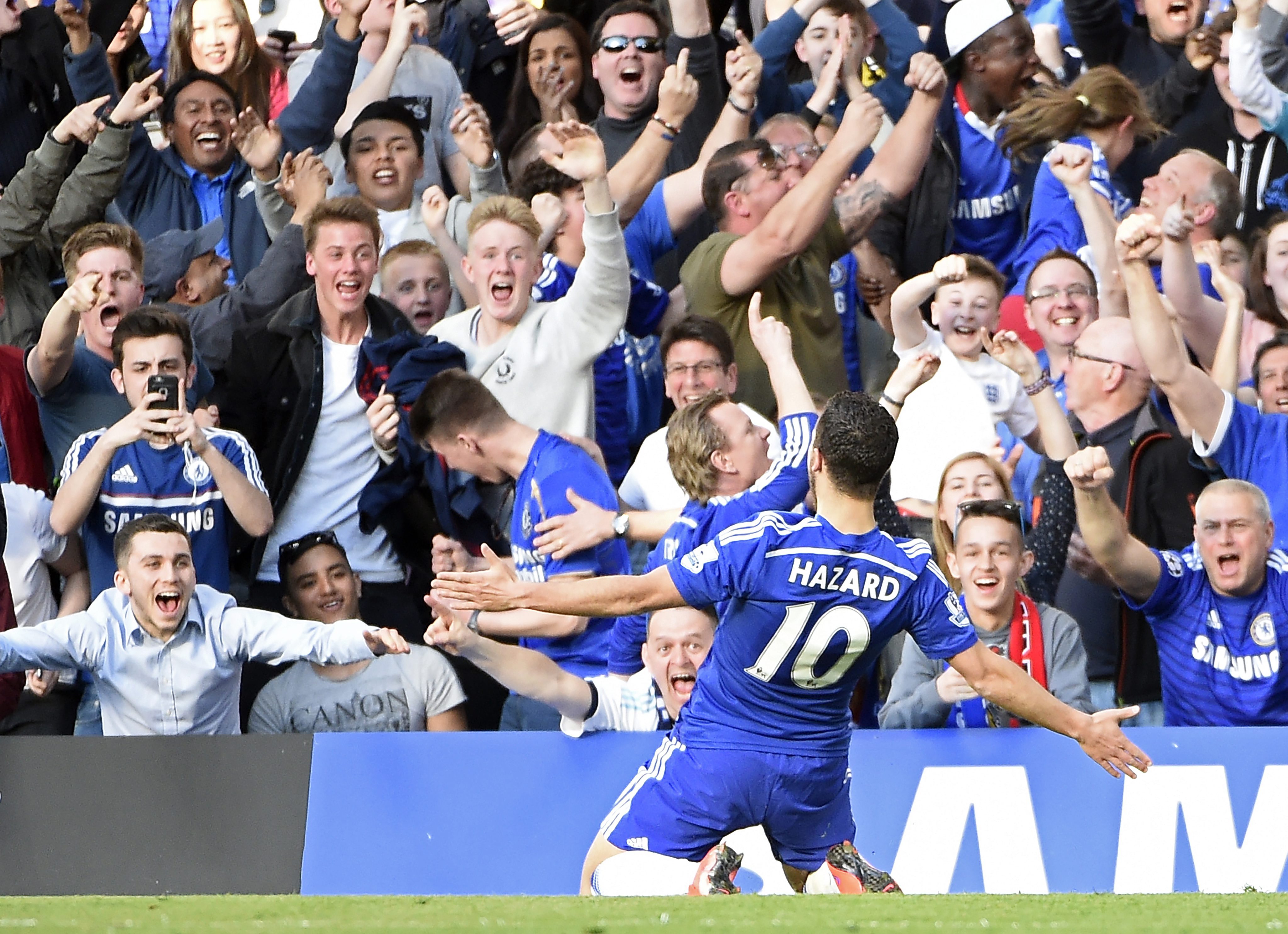 epa04710680 Chelsea's Eden Hazard celebrates after scoring the 1-0 goal during the English Premier League soccer match between Chelsea and Manchester United at Stamford Bridge stadium in London, Britain, 18 April 2015.  EPA/FACUNDO ARRIZABALAGA DataCo terms and conditions apply http//www.epa.eu/downloads/DataCo-TCs.pdf