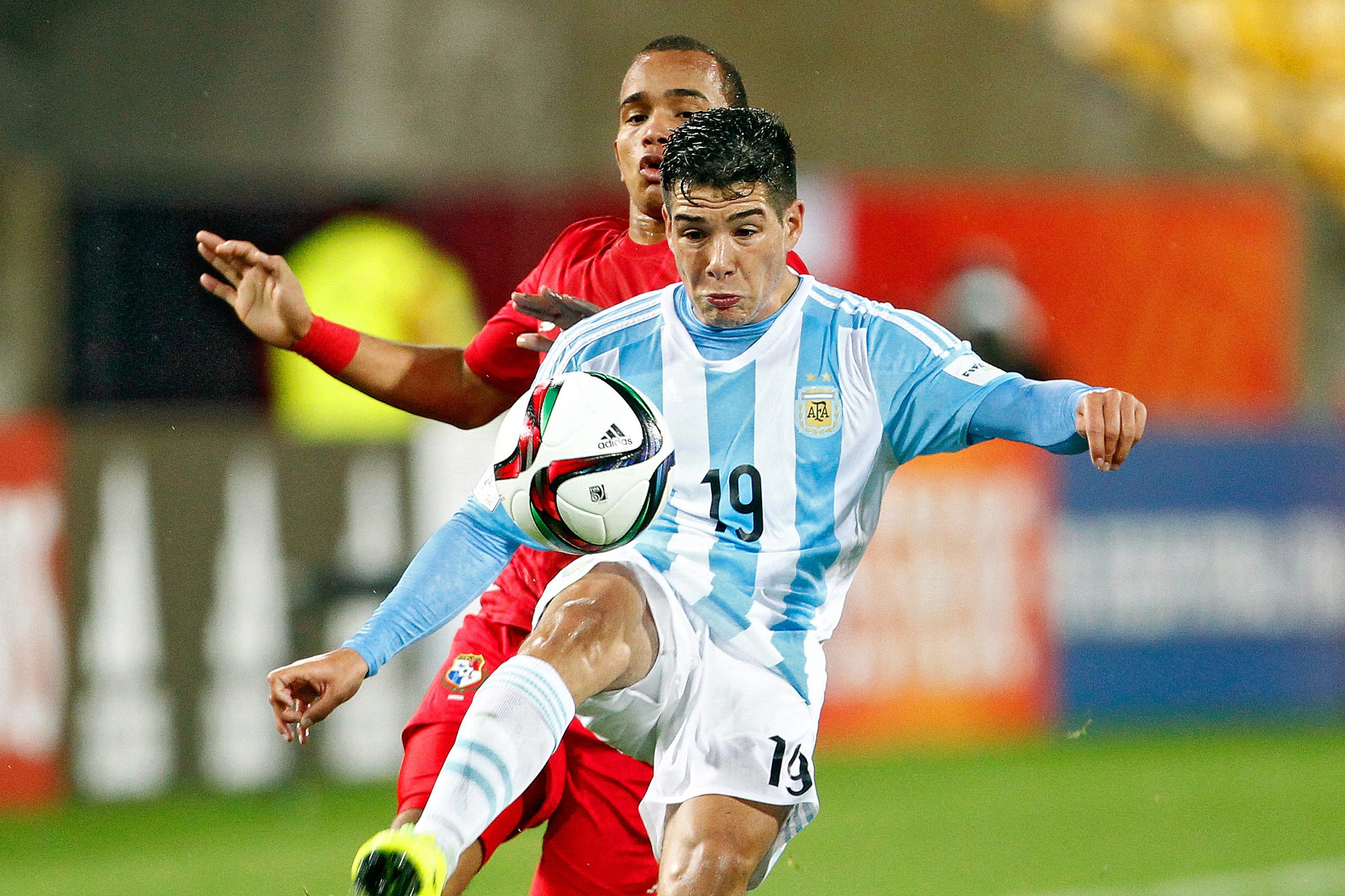 epa04775024 Emiliano Buendia (R) of Argentina in action against Jesus Gonzalez (L) of Panama during the FIFA Under-20 World Cup 2015 group B soccer match between Argentina and Panama in Wellington, New Zealand, 30 May 2015. The match ended 2-2.  EPA/DEAN PEMBERTON EDITORIAL USE ONLY - NOT USED IN ASSOCATION WITH ANY COMMERCIAL ENTITY - IMAGES MUST NOT BE USED IN ANY FORM OF ALERT OR PUSH SERVICE OF ANY KIND INCLUDING VIA MOBILE ALERT SERVICES, DOWNLOADS TO MOBILE DEVICES OR MMS MESSAGING