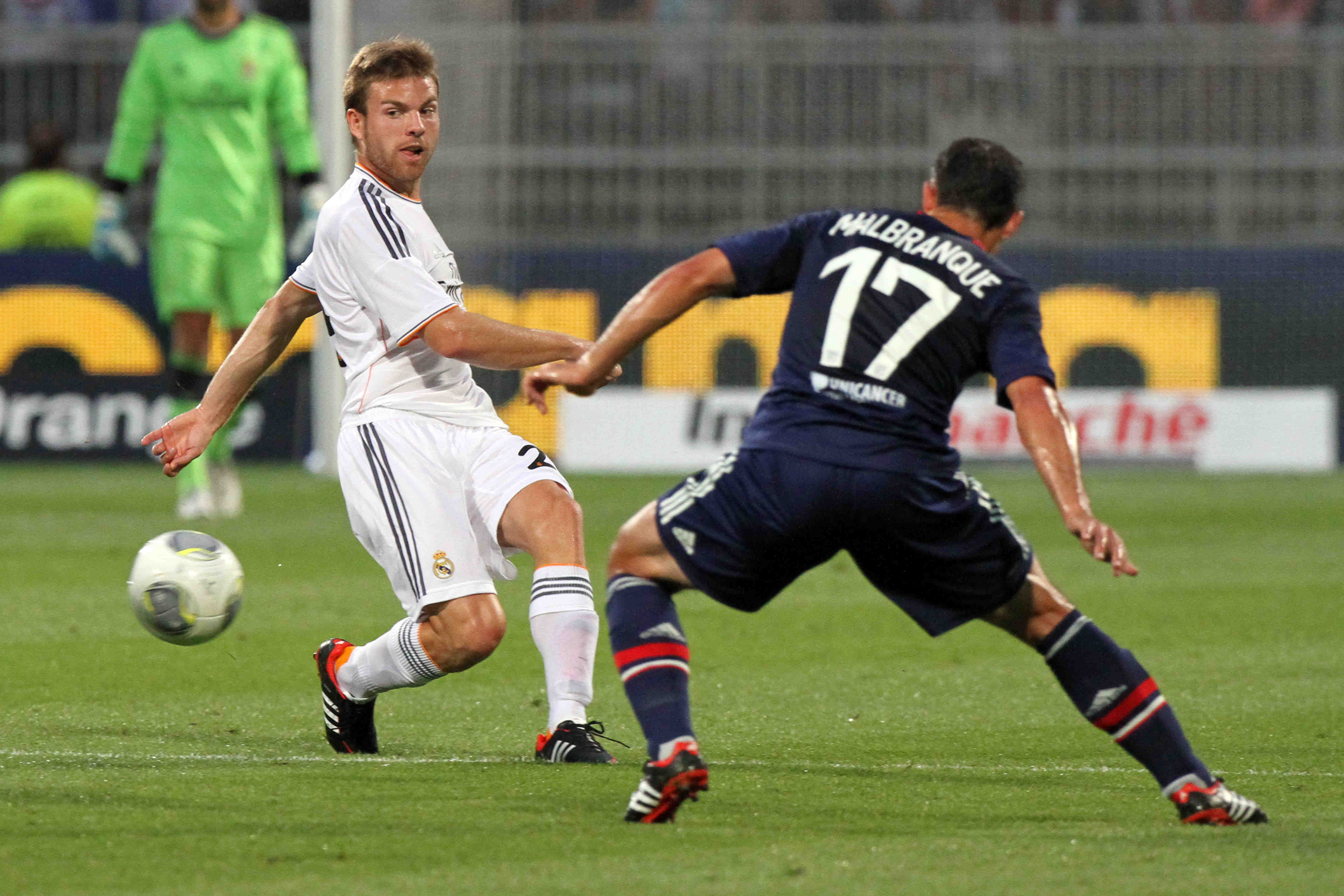 epa03800090 Illaramendi (left) of Real Madrid passes the ball in front of oncoming  Steed Malbranque (R) of Olympique Lyonnais during the friendly soccer match between Olympique Lyon and Real Madrid at Stade Gerland in Lyon, France, 24 July 2013. The game ended 2-2  EPA/EDDY LEMAISTRE