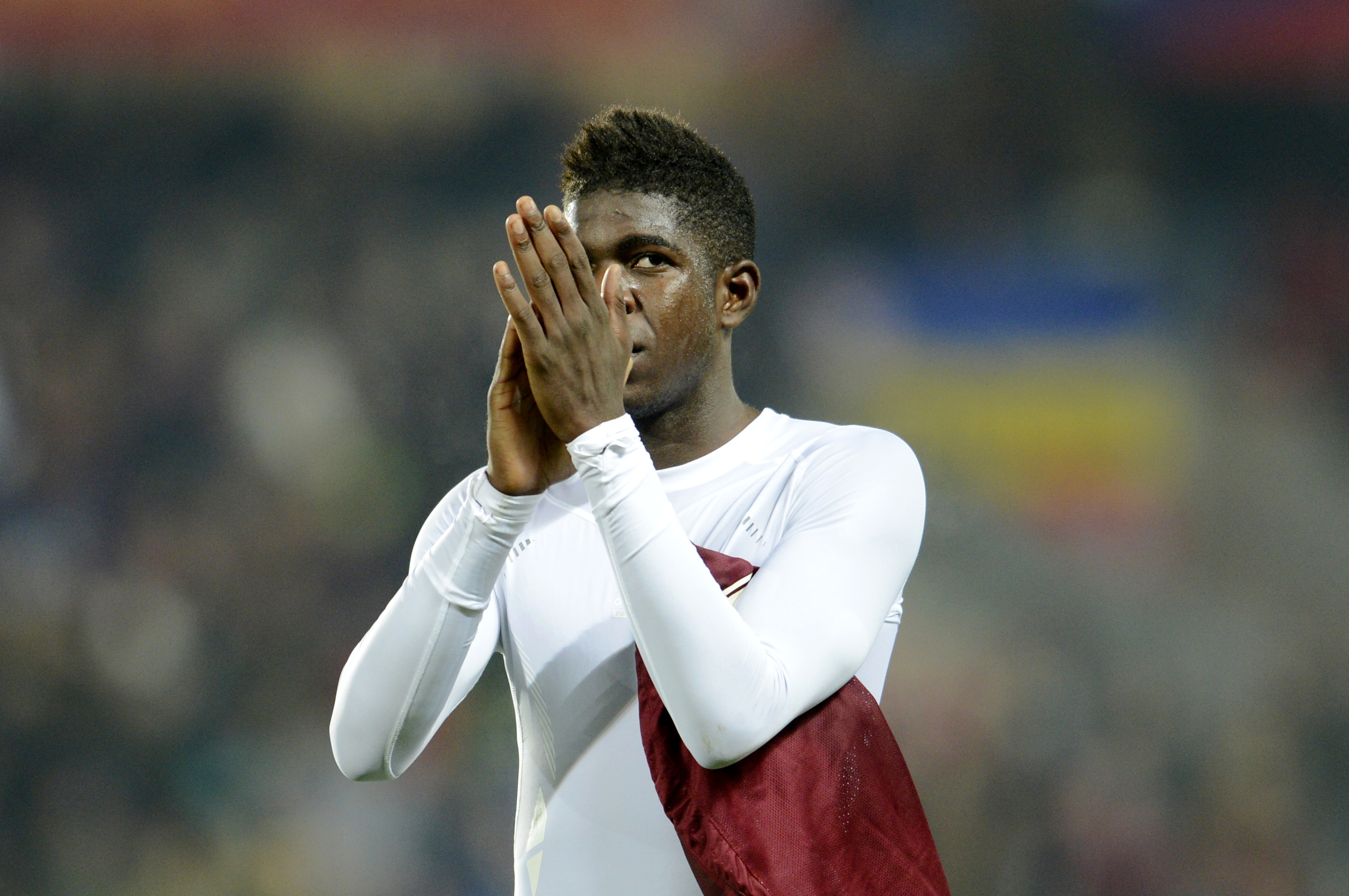 epa03482416 Samuel Umtiti of Olympique Lyon applauds supporters after the UEFA Europa League soccer match between Sparta Prague and Olympique Lyon in Prague, Czech Republic, 22 November 2012.  EPA/FILIP SINGER