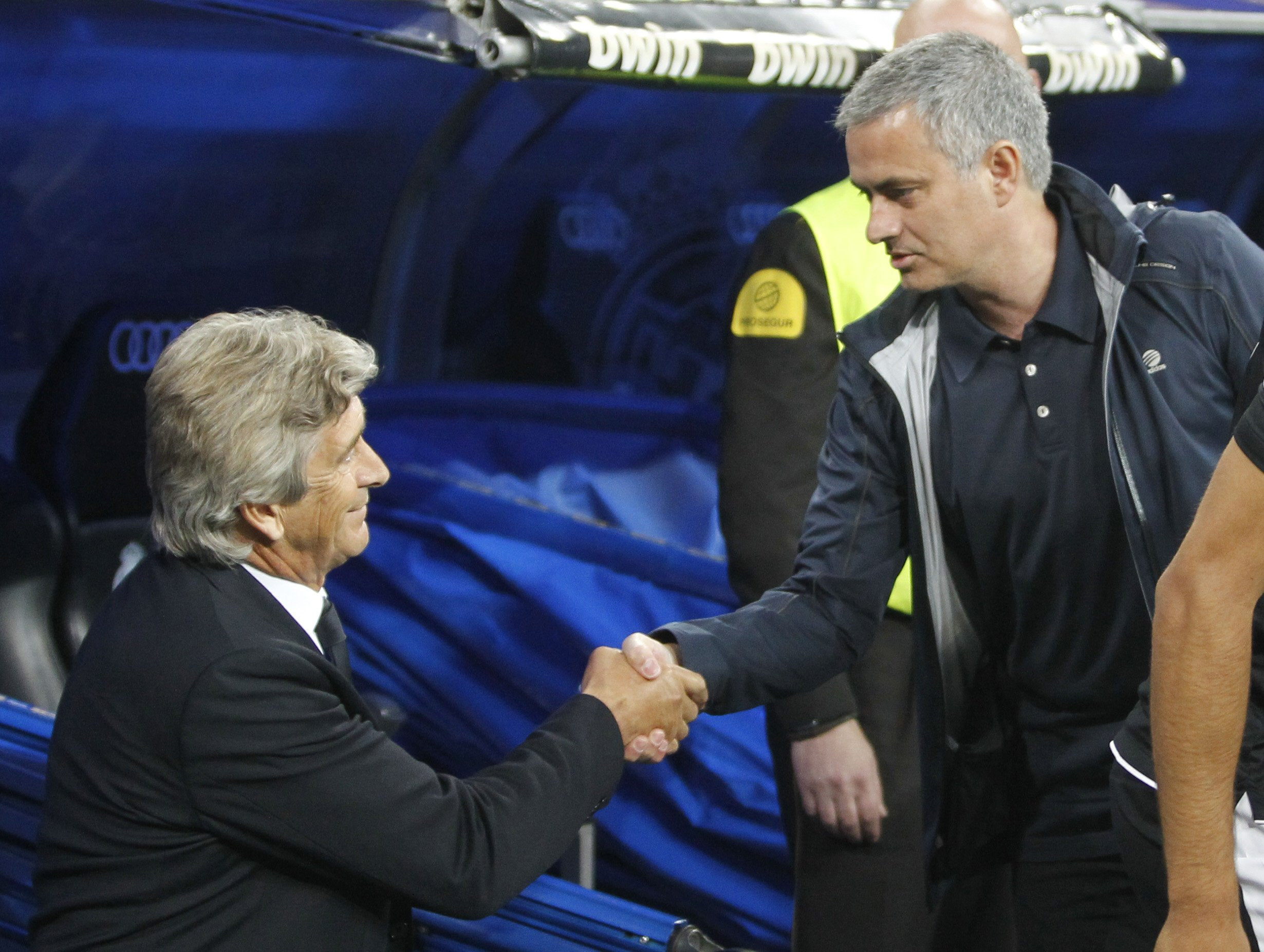 epa03692451 Real Madrid's head coach Jose Mourinho (R) shakes hands with Malaga's head coach Manuel Pellegrini (L) before their Spanish Primera Division soccer match played at Santiago Bernabeu stadium, in Madrid, central Spain, on 08 May 2013.  EPA/Alberto Martin