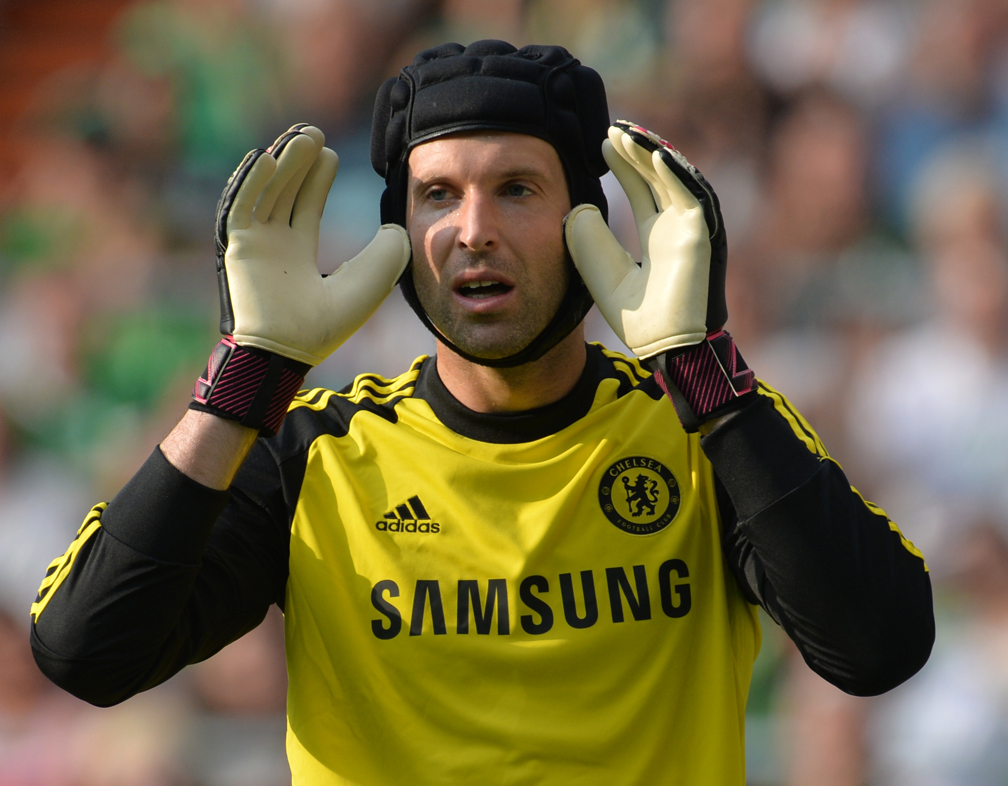 epa04339864 Chelsea's goal keeper Petr Cech during the soccer test match between Werder Bremen and FC Chelsea at Weserstadion in Bremen, Germany, 03 August 2014.  EPA/Carmen Jaspersen