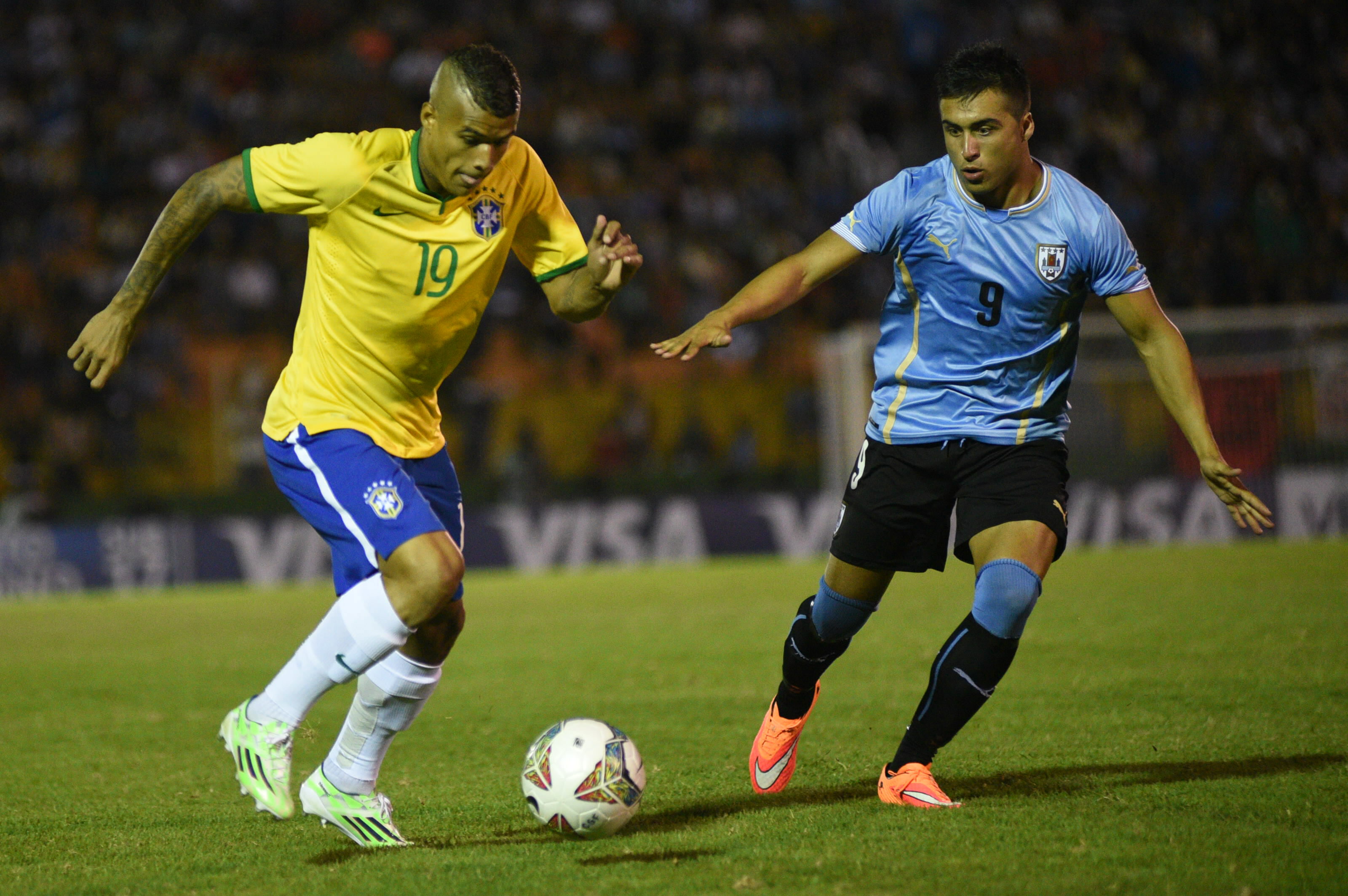 epa04565928 Uruguay's Jaime Baez (R) vies for the ball against Kenedy (L) of Brazil during a soccer match as part of South American Under 20 championship at the Domingo Burgueno Miguel stadium in Maldonado, Uruguay, 17 January 2015.  EPA/Carlos Lebrato