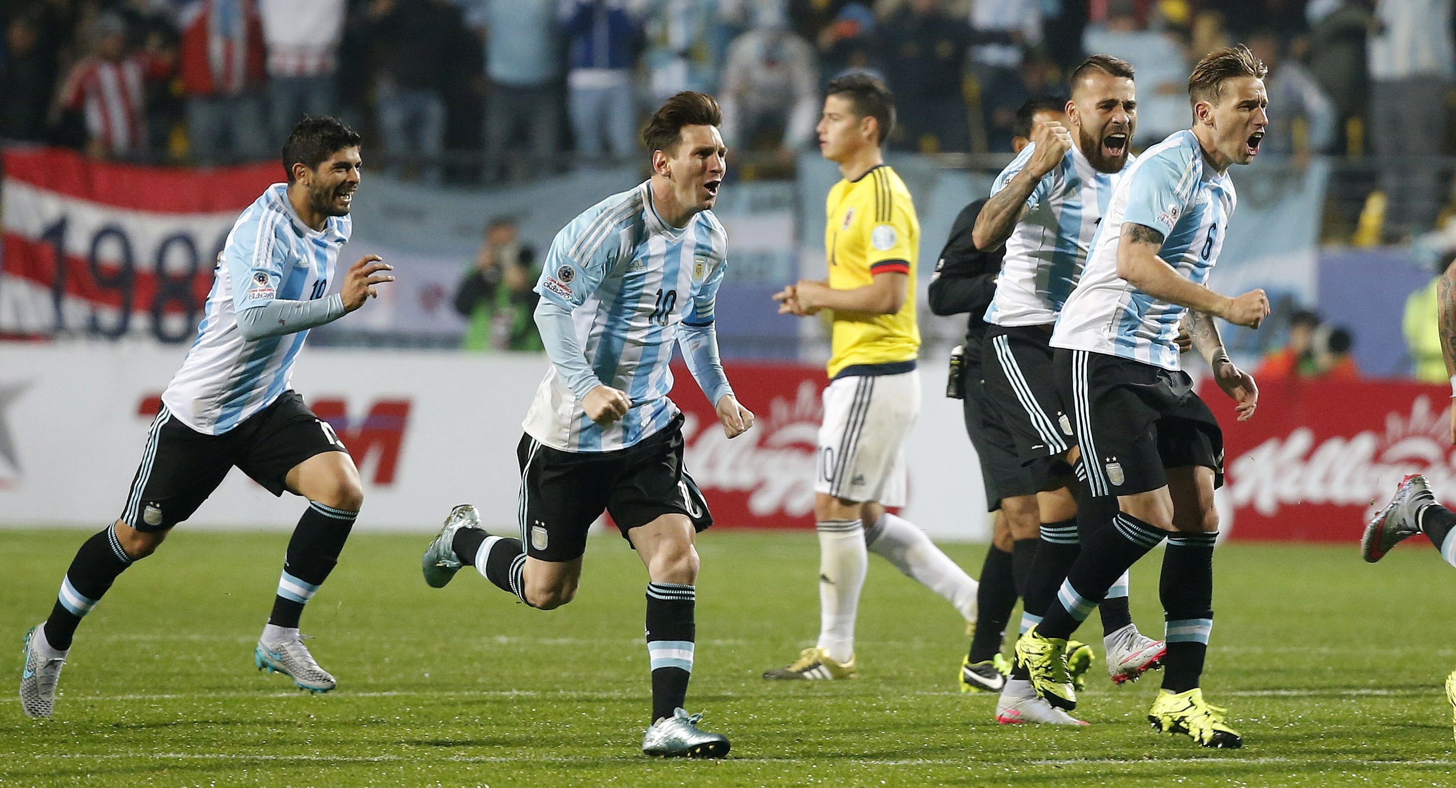 epa04820904 Argentinian players celebrate teammate Carlos Tevez's goal in the penalty shootout during the Copa America 2015 quarter-final soccer match between Argentina and Colombia, at Estadio Sausalito in Vina del Mar, Chile, 26 June 2015.  EPA/JUAN CARLOS CARDENAS