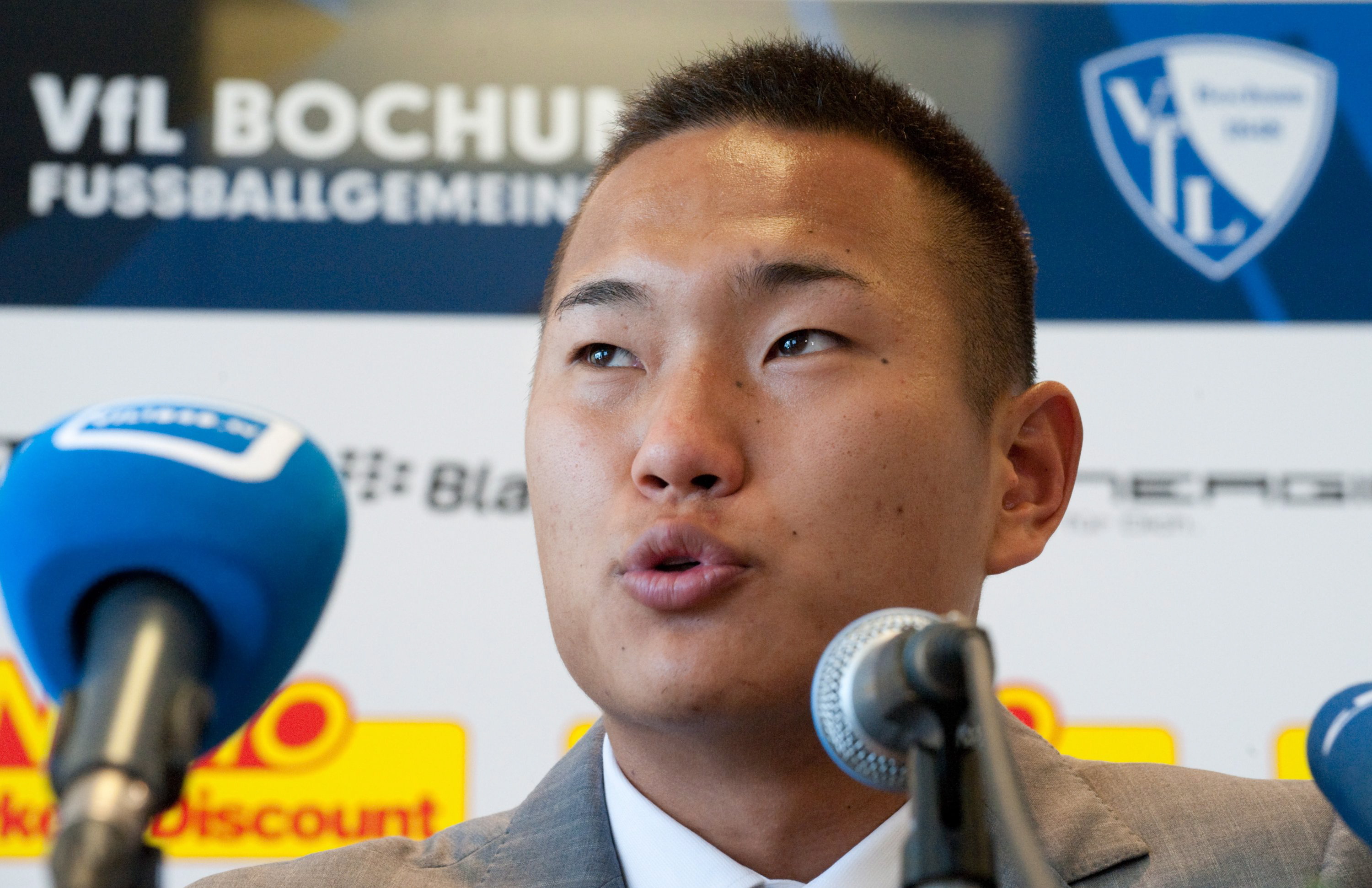 epa02254889 The newly acquired North Korean player Jong Tae-Se speaks at a news conference of the German soccer club VfL Bochum in Bochum, Germany, 20 July 2010. Jong Tae-Se is the first North Korean player joining a team of the German professional soccer league.  EPA/BERND THISSEN