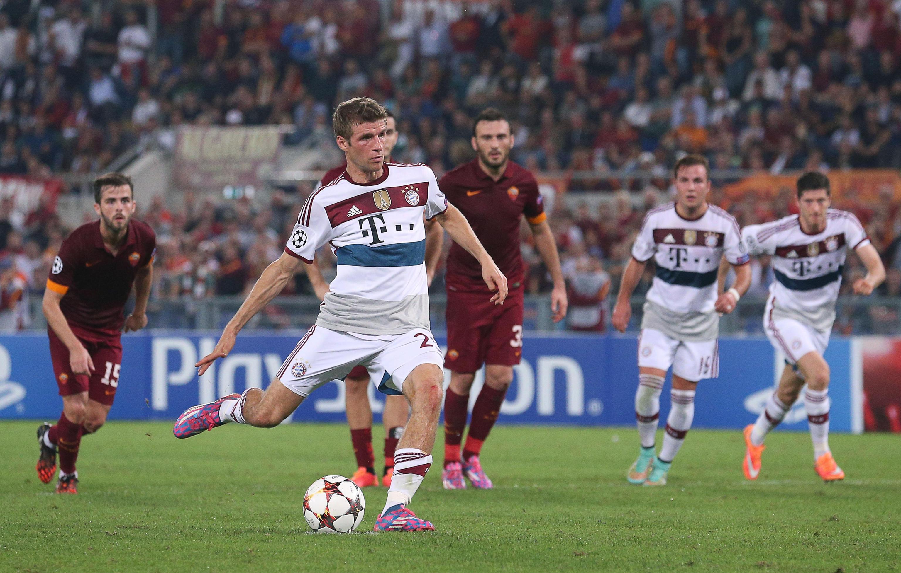 epa04456891 FC Bayern Munich's Thomas Muller scores a penalty during the UEFA Champions League group E soccer match between AS Rome and FC Bayern Munich at the Olimpico stadium in Rome, Italy, 21 October 2014.  EPA/ALESSANDRO DI MEO