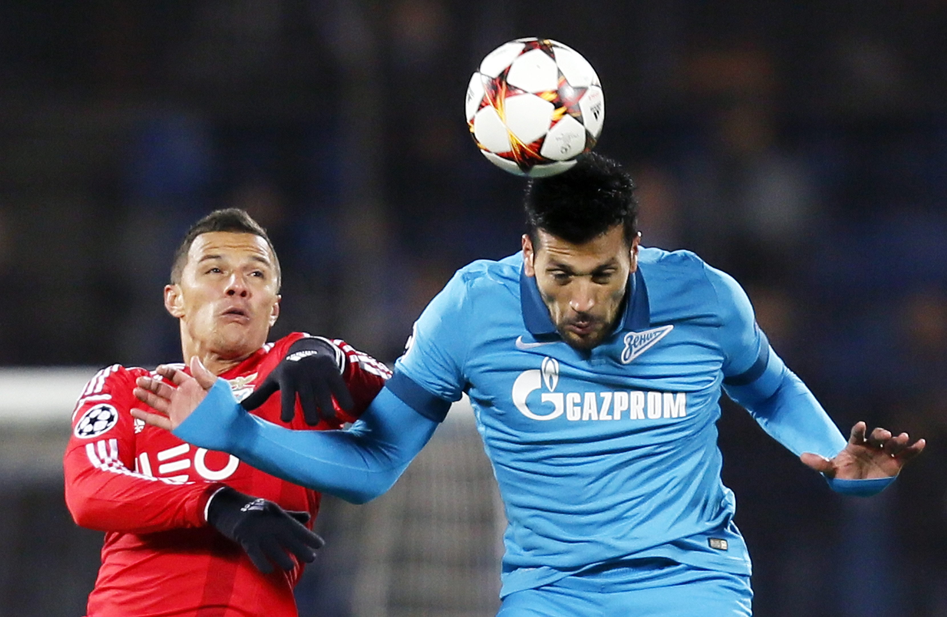 epa04504992 Lima (L) SL Benfica  in action against Ezequiel Garay of Zenit St.Petersburg during UEFA Champions League soccer match Group stage - Group C between Zenit St.Petersburg and SL Benfica at the stadium Petrovski in St Petersburg, Russia, 26 November 2014.  EPA/YURI KOCHETKOV
