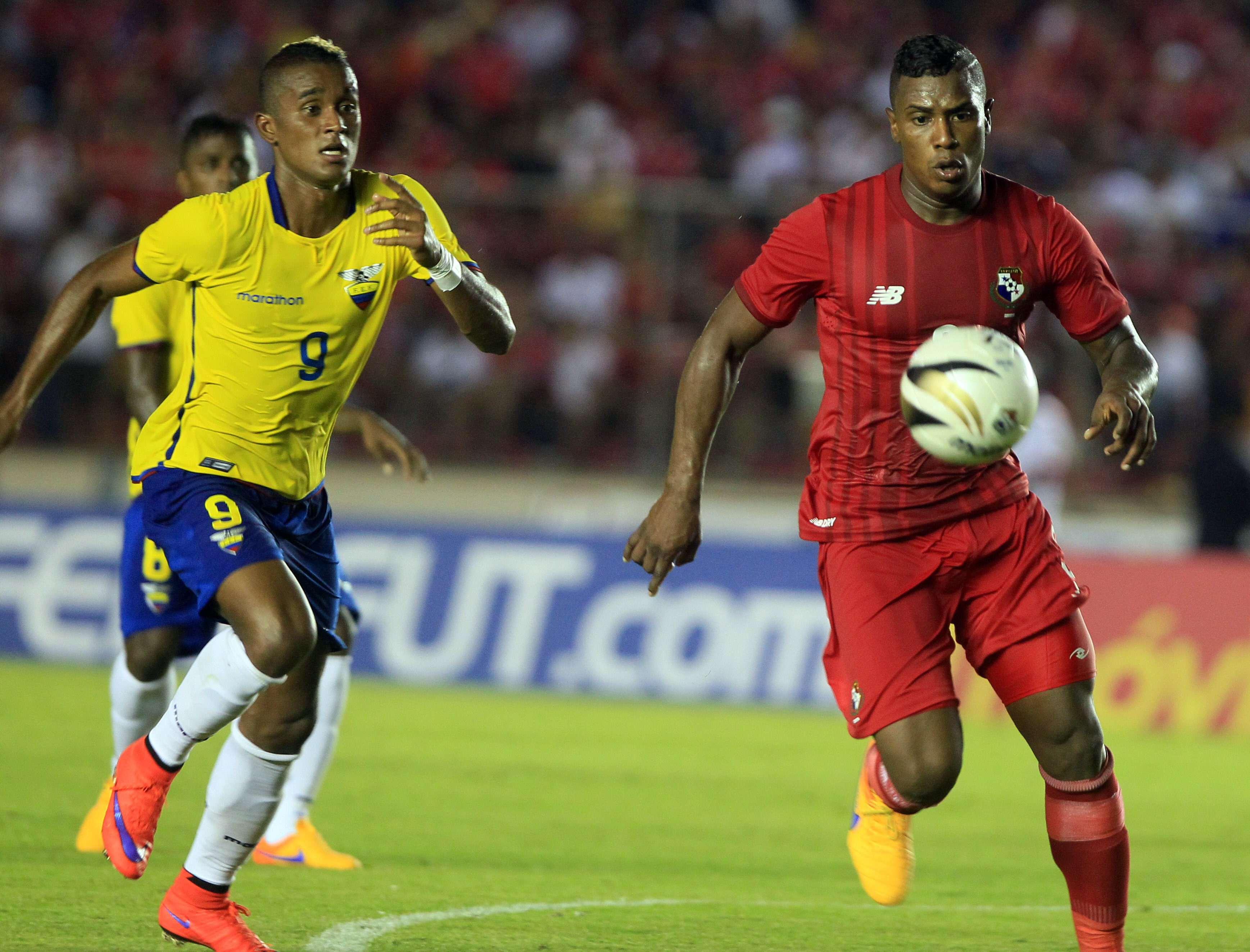 epa04782215 Panama's Harold Cummings (R) controls the ball as Ecuador's Fidel Martinez (L) vies for the ball during their friendly match in Panama City, Panama, 03 June 2015. Panama is getting ready for the CONCACAF's Gold Cup, as Ecuador is scheduled for the Copa America 2015 in Chile.  EPA/ALEJANDRO BOLIVAR