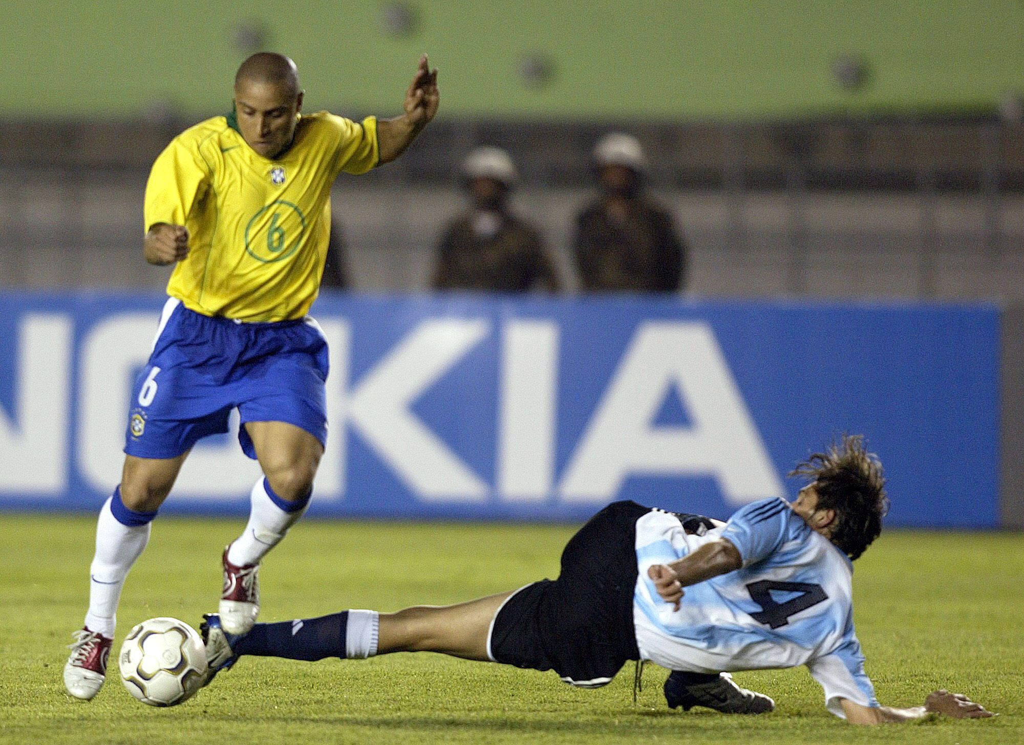Brazilian team soccer player Roberto Carlos (L) fights for the ball against Fernando Quiroga (R) from Argentina during the qualifying round match for the Germany 2006 World Cup at Minerao Stadium in Belo Horizonte, Brazil, Wednesday 02 June 2004. Brazil won 3-1.  EPA/CAETANO BARREIRA