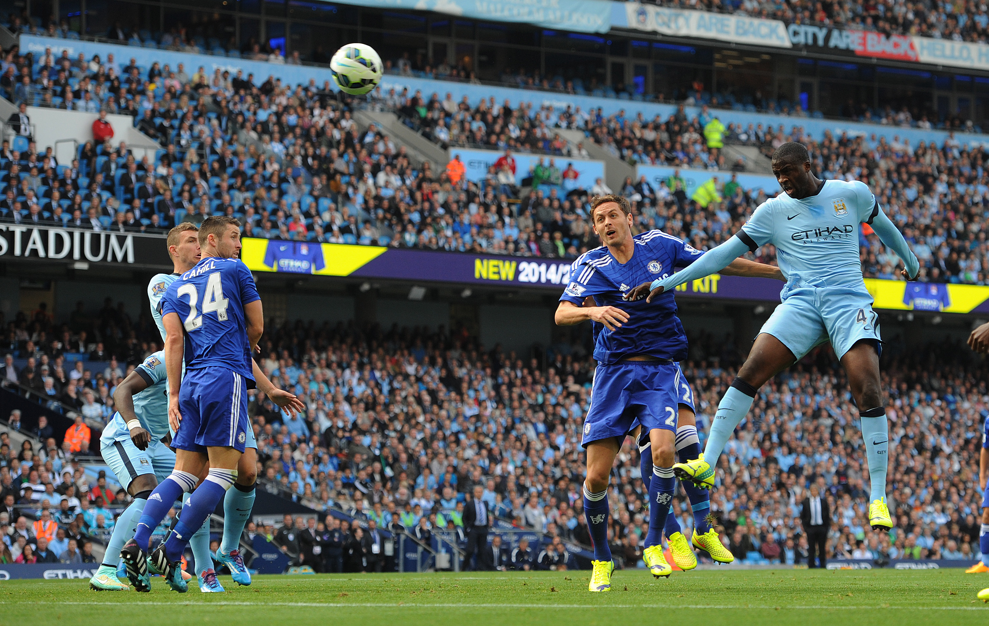 epa04410961 Chelsea's Nemanja Matic (C ) in action with Manchester City's Yaya Toure (R) during the English Premier League soccer match between Manchester City and Chelsea at the Etihad stadium in Manchester, Britain, 21 September 2014.  EPA/PETER POWELL DataCo terms and conditions apply 
http://www.epa.eu/files/Terms%20and%20Conditions/DataCo_Terms_and_Conditions.pdf