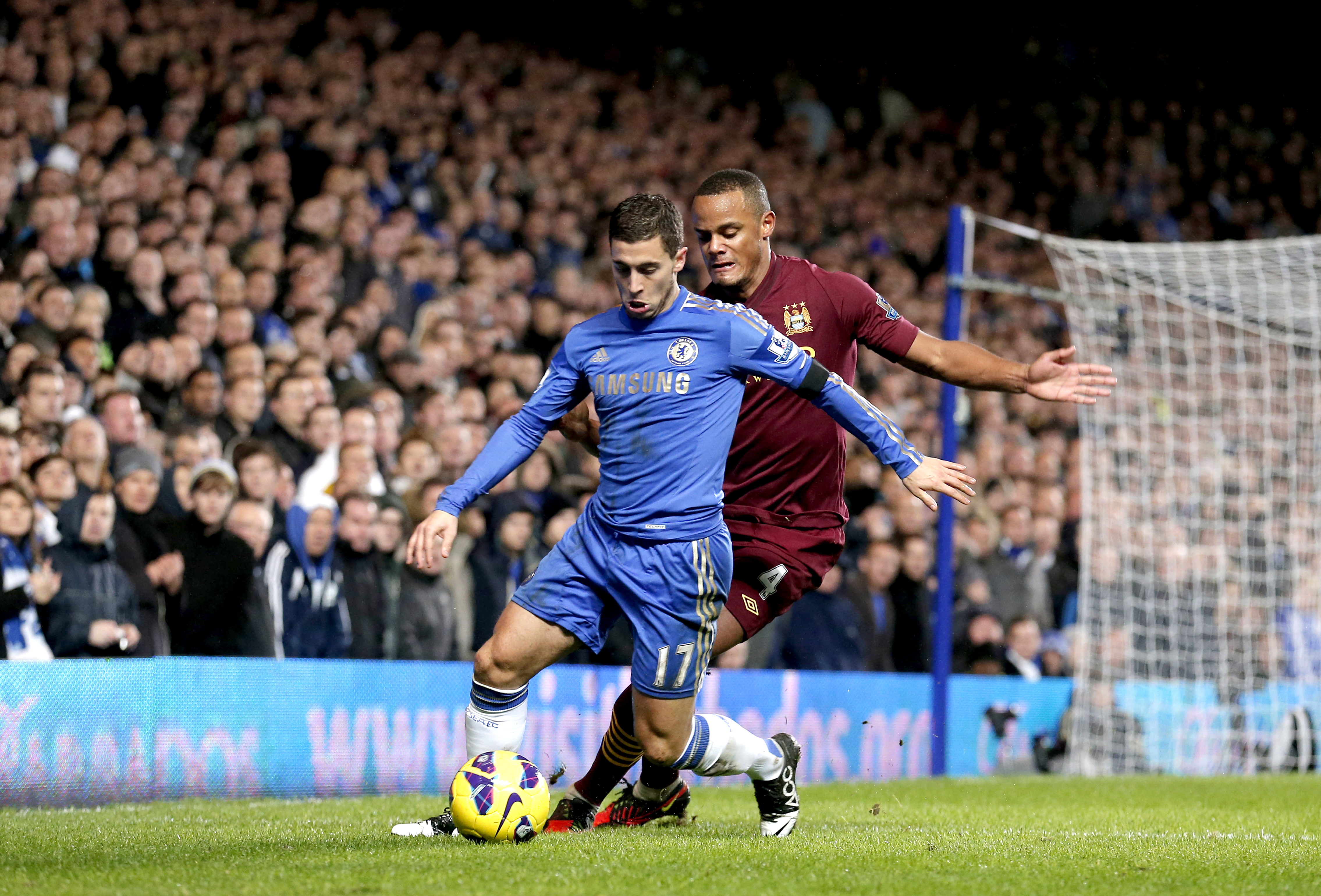 epa03486368 Eden Hazard of Chelsea (L) vies for ball with Vincent Kompany of Manchester City during the English Premier League soccer match between Chelsea and Manchester City at Stamford Bridge, London, Britain, on 25 November 2012.  EPA/KERIM OKTEN DataCo terms and conditions apply. http//www.epa.eu/downloads/DataCo-TCs.pdf