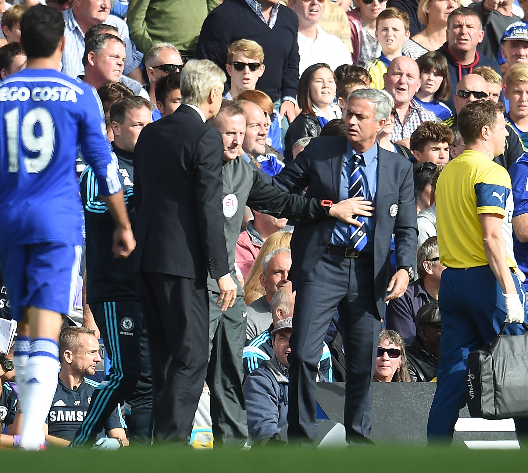 epa04433227 Chelsea's manager Jose Mourinho (R) has an altercation with Arsenal manager Arsene Wenger (L) during the English Premier League soccer match between Chelsea FC and Arsenal FC at Stamford Bridge in London, Britain, 05 October 2014.  EPA/ANDY RAIN DataCo terms and conditions apply 
http://www.epa.eu/files/Terms%20and%20Conditions/DataCo_Terms_and_Conditions.pdf