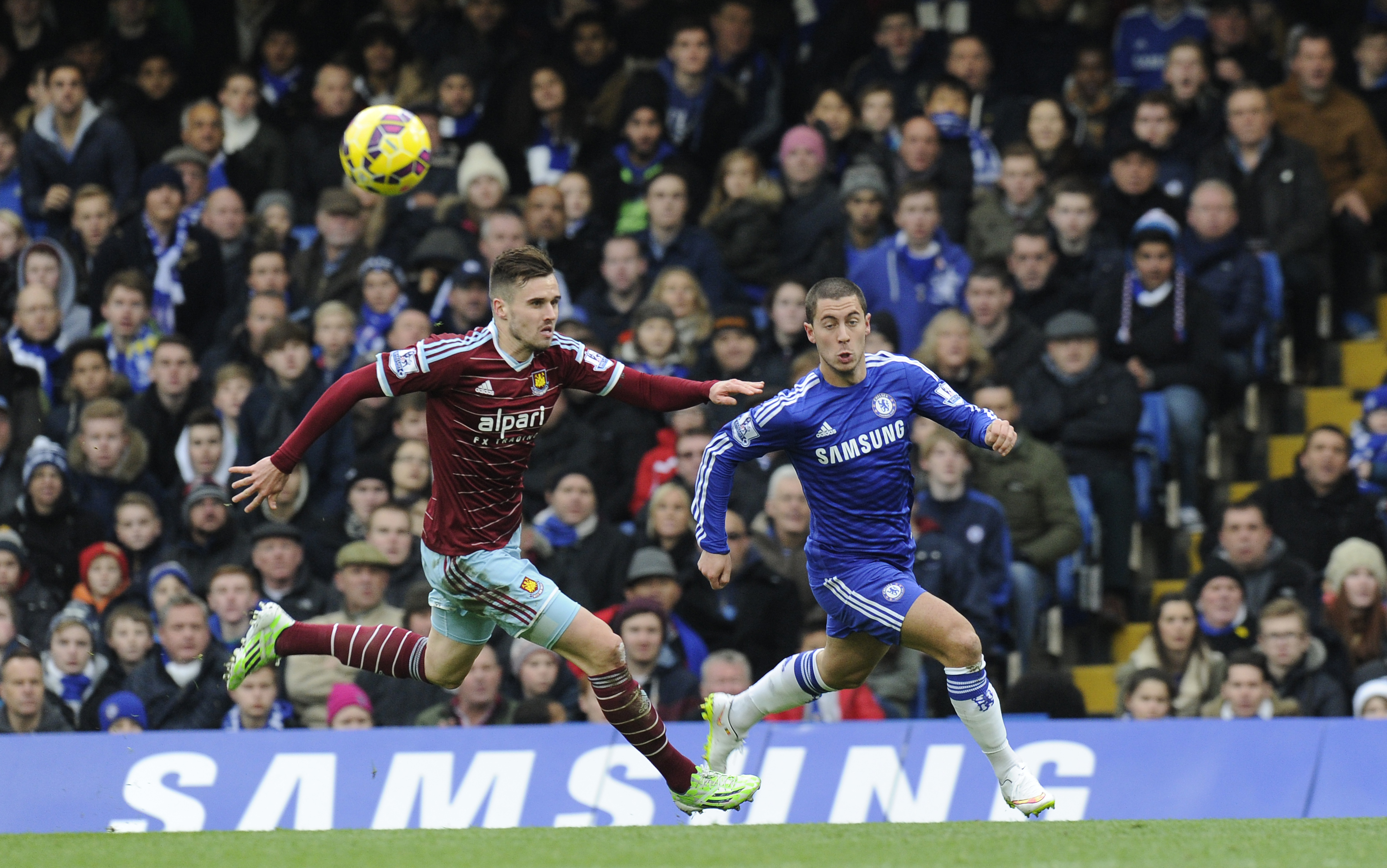 epa04540501 Chelsea Eden Hazard (R) vies for the ball against West Ham Carl Jenkinson (L) during their English Premier League soccer match between Chelsea and West Ham United at Stamford Bridge in London, Britain, 26 December 2014.  EPA/FACUNDO ARRIZABALAGA DataCo terms and conditions apply. http://www.epa.eu/files/Terms%20and%20Conditions/DataCo_Terms_and_Conditions.pdf
