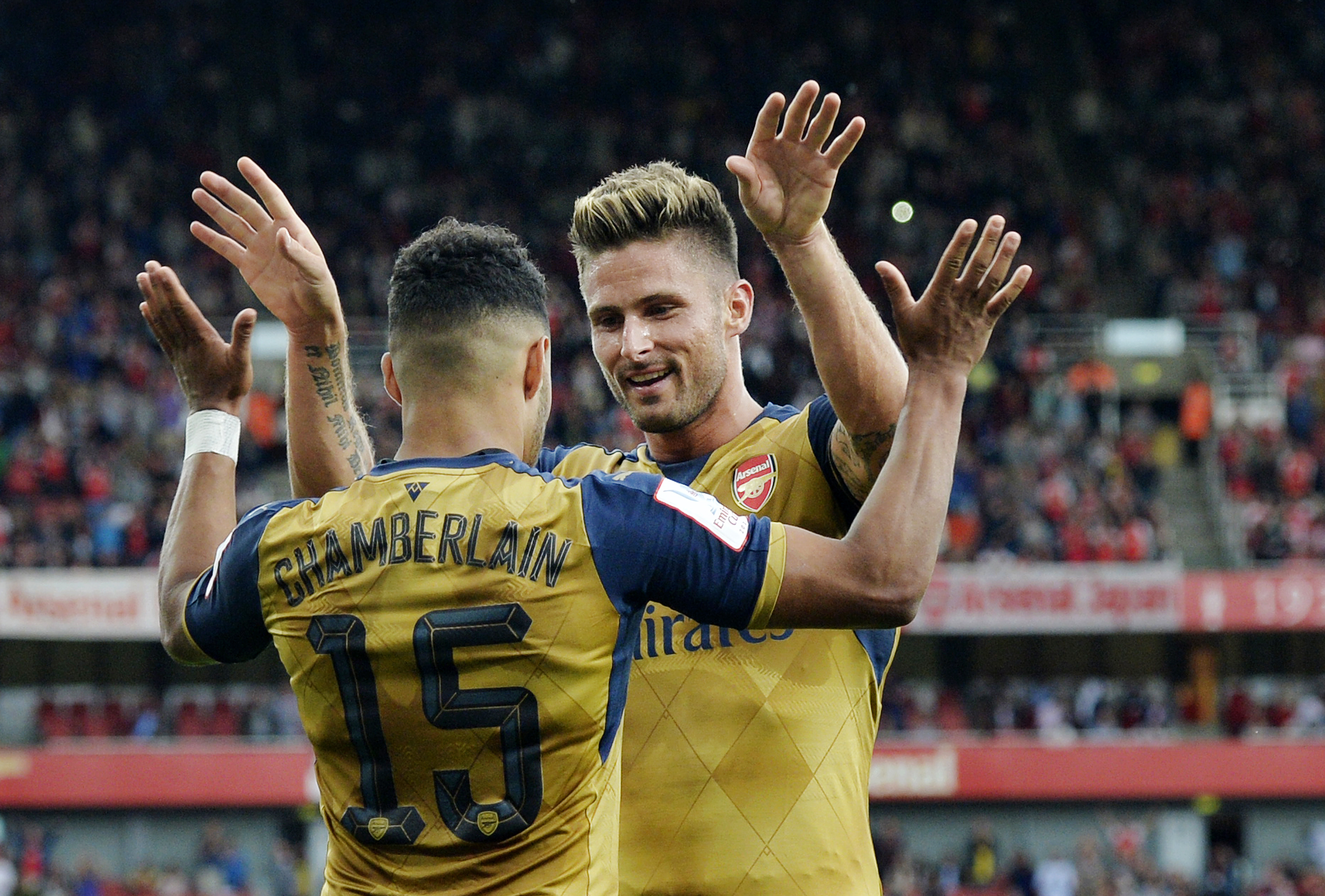 epa04860302 Arsenal's Alex Oxlade-Chamberlain (L) celebrates with team mate Oliver Giroud after scoring during an Emirates Cup soccer match between Arsenal and Olympique Lyonnais at the Emirates Stadium in London, Britain, 25 July 2015.  EPA/ANDY RAIN
