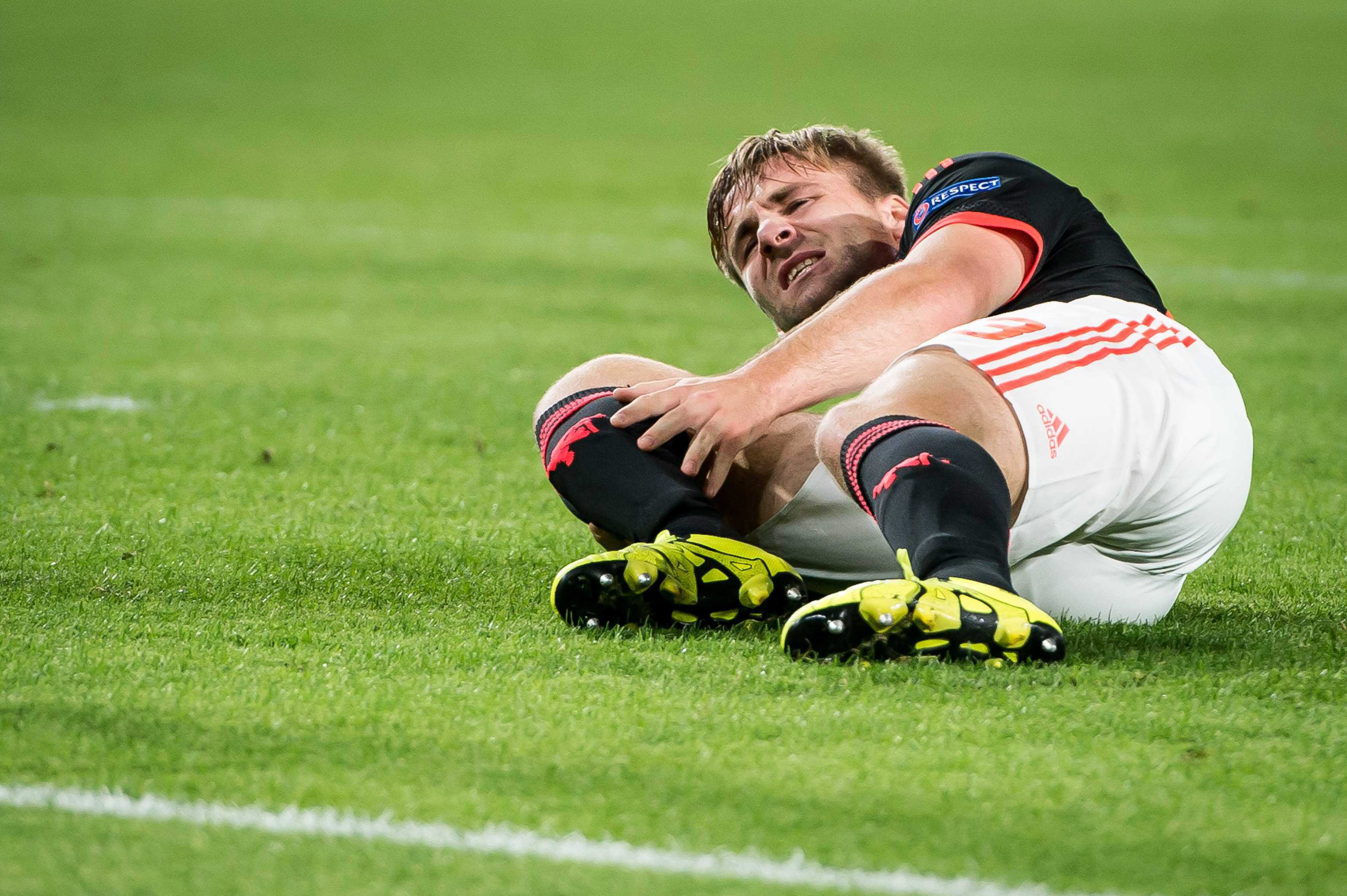 epa04932430 Manchester United's Luke Shaw reacts in pain and hold his right leg during the UEFA Champions League match between PSV Eindhoven and Manchester United in Eindhoven, the Netherlands, 15 September 2015.  EPA/RONALD BONESTROO