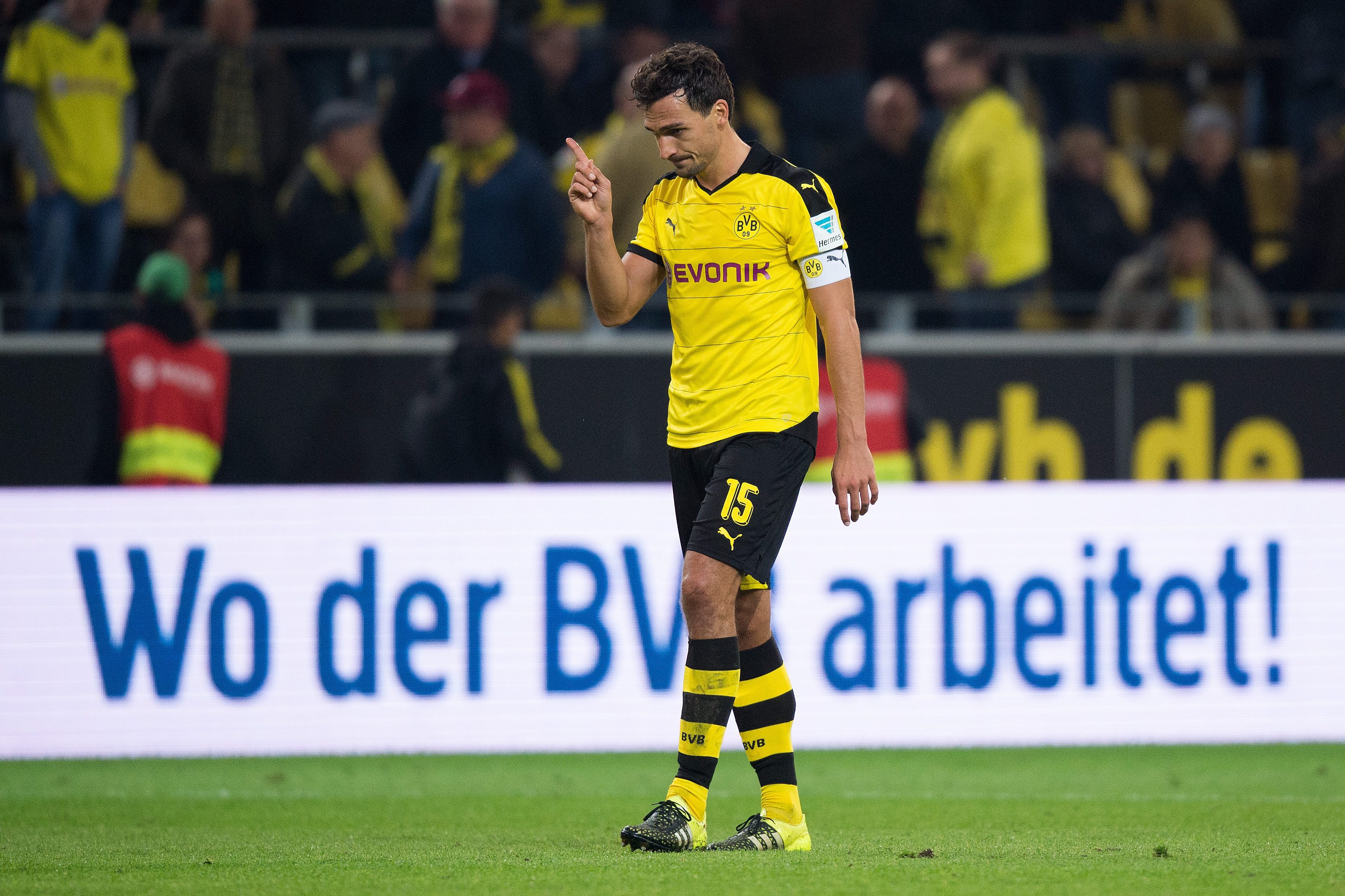 epa04953167 Dortmund's Mats Hummels reacts after the German Bundesliga soccer match between Borussia Dortmund and Darmstadt 98 at Signal Iduna Park in Dortmund, Germany, 27 September 2015.  EPA/MARIUS BECKER (ATTENTION: Due to the accreditation guidelines, the DFL only permits the publication and utilisation of up to 15 pictures per match on the internet and in online media during the match.)