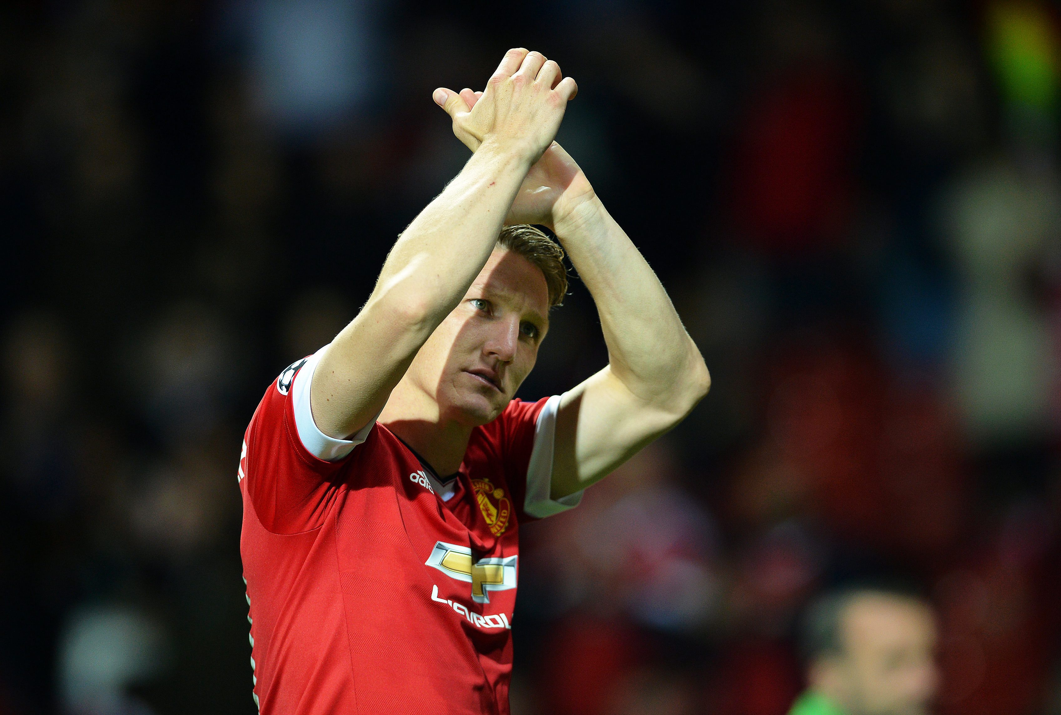 epa04958140 Manchester United's Bastian Schweinsteiger applauds fans after the UEFA Champions League group B soccer match between Manchester United and VfL Wolfsburg at Old Trafford in Manchester, Britain, 30 September 2015. ManU won 2-1.  EPA/PETER POWELL