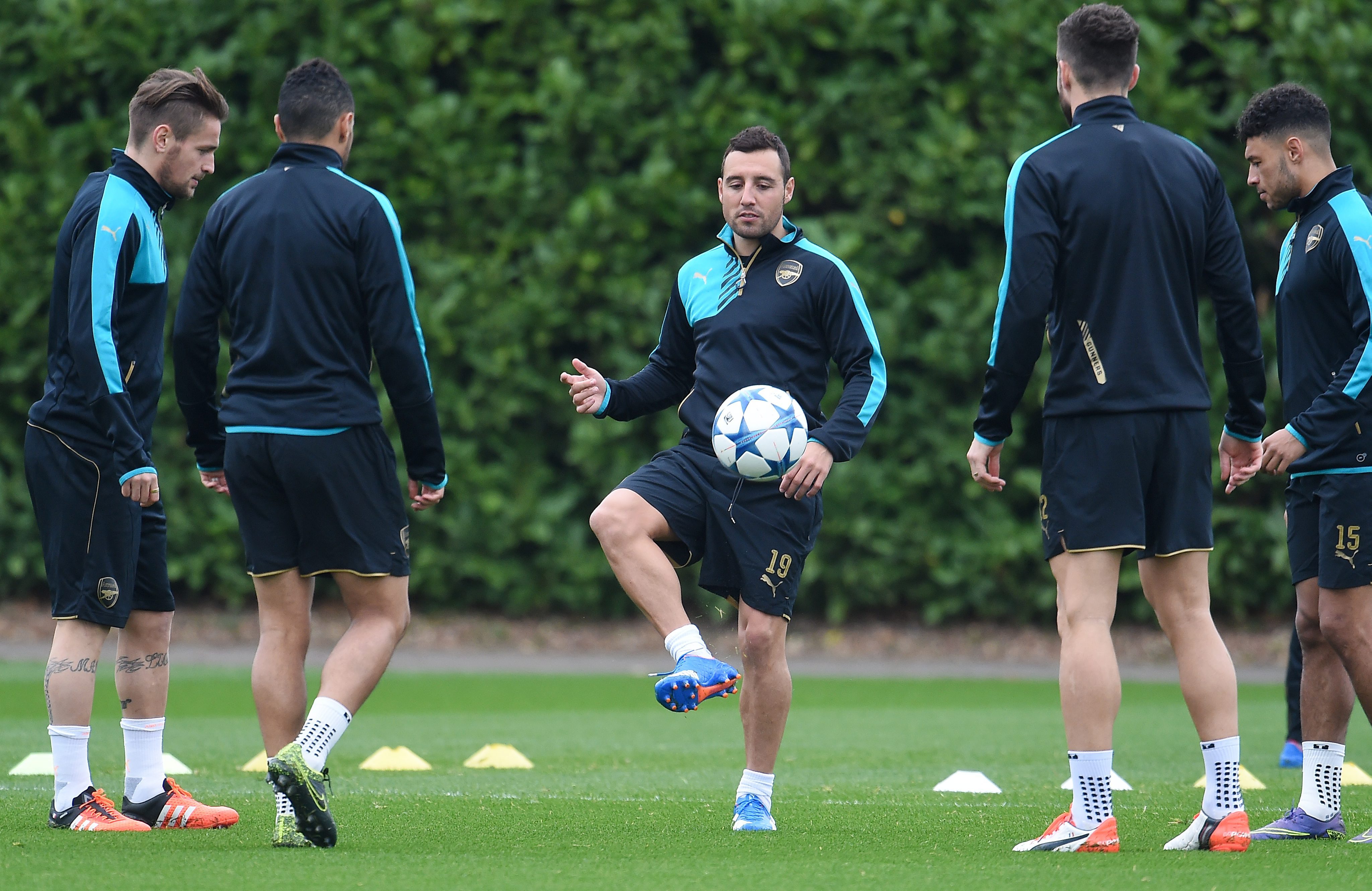 epa04983875 Arsenal's Santi Cazorla (C) during a training session with team mates at Arsenal's training complex at London Colney in Hertfordshire, north of London, Britain, 19 October 2015. Arsenal play Bayern Munich is an UEFA Champions League clash at the Emirates Stadium in London, 20 October.  EPA/ANDY RAIN