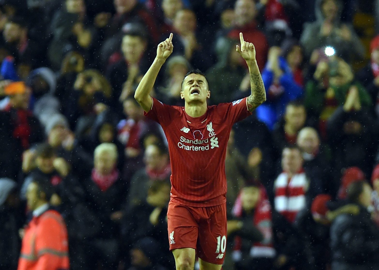 epa05017038 Liverpool's Philippe Coutinho celebrates scoring the second goal making the score 1-1 during the English Premier League soccer match between Liverpool and Crystal Palace, Liverpool, Britain, 08 November 2015.  EPA/PETER POWELL EDITORIAL USE ONLY. No use with unauthorized audio, video, data, fixture lists, club/league logos or 'live' services. Online in-match use limited to 75 images, no video emulation. No use in betting, games or single club/league/player publications