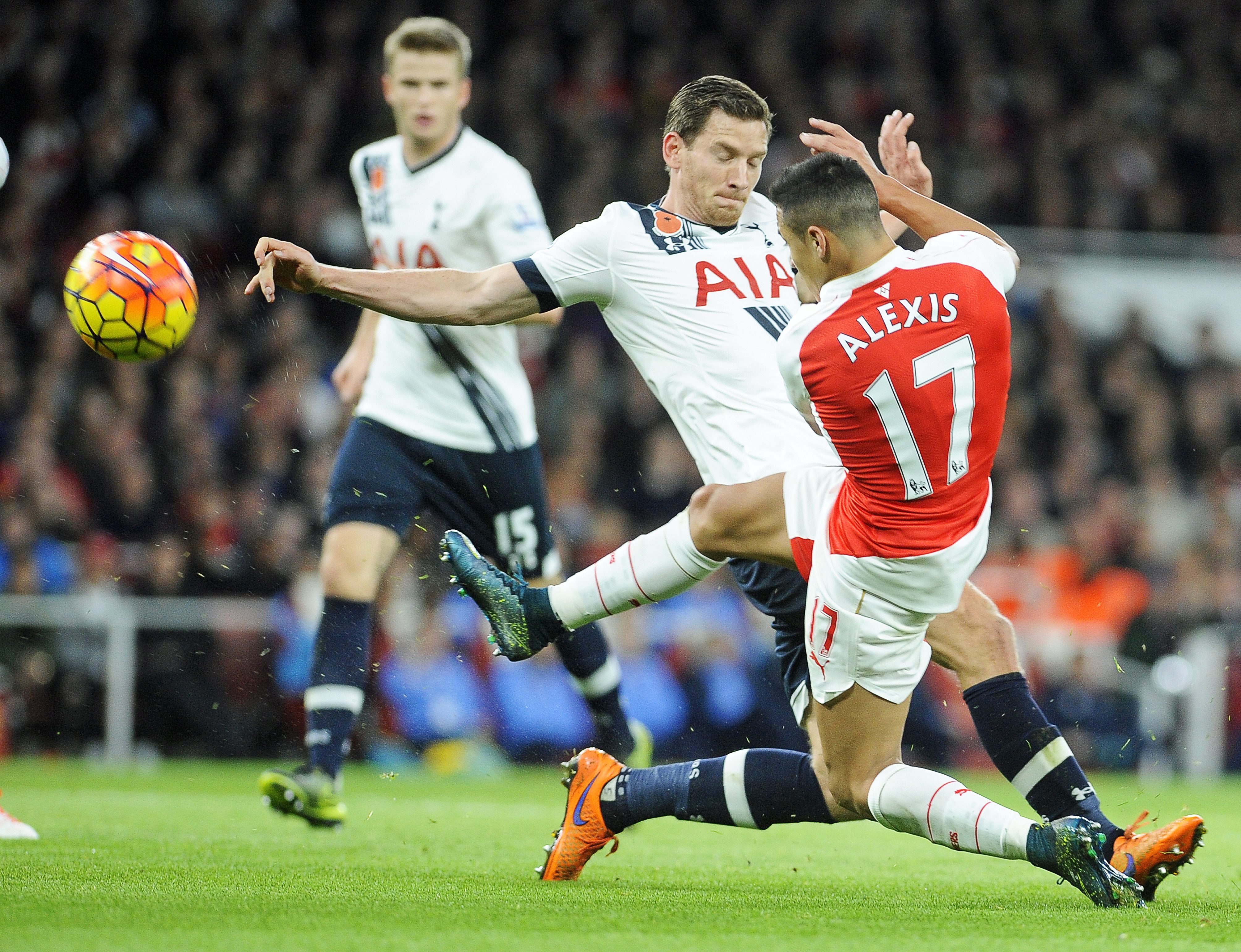 Arsenal's Alexis Sanchez (R) in action against Tottenham Hotspurs' Jan Vertonghen (C) during the English Premier League soccer match between Arsenal FC and Tottenham Hotspur in London, Britain, 08 November 2015.  (Photo by Gerry Penny/EPA)