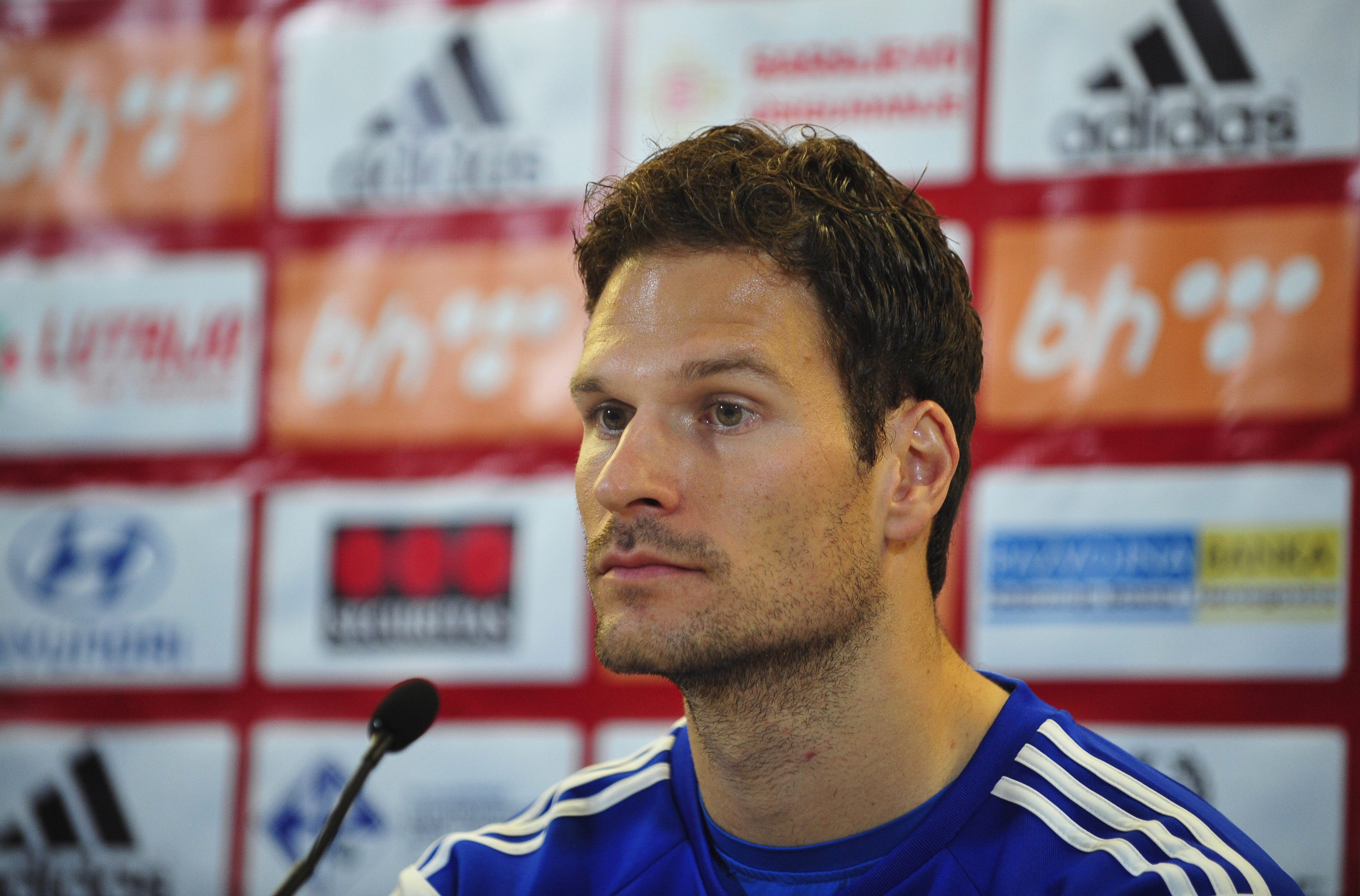 epa05027319 Bosnia and Herzegovina's goalkeeper Asmir Begovic attends a press conference in Dublin, Ireland, 15 November 2015. Bosnia and Herzegovina will face Ireland in the UEFA EURO 2016 qualification playoff second leg soccer match on 16 November 2015.  EPA/AIDAN CRAWLEY