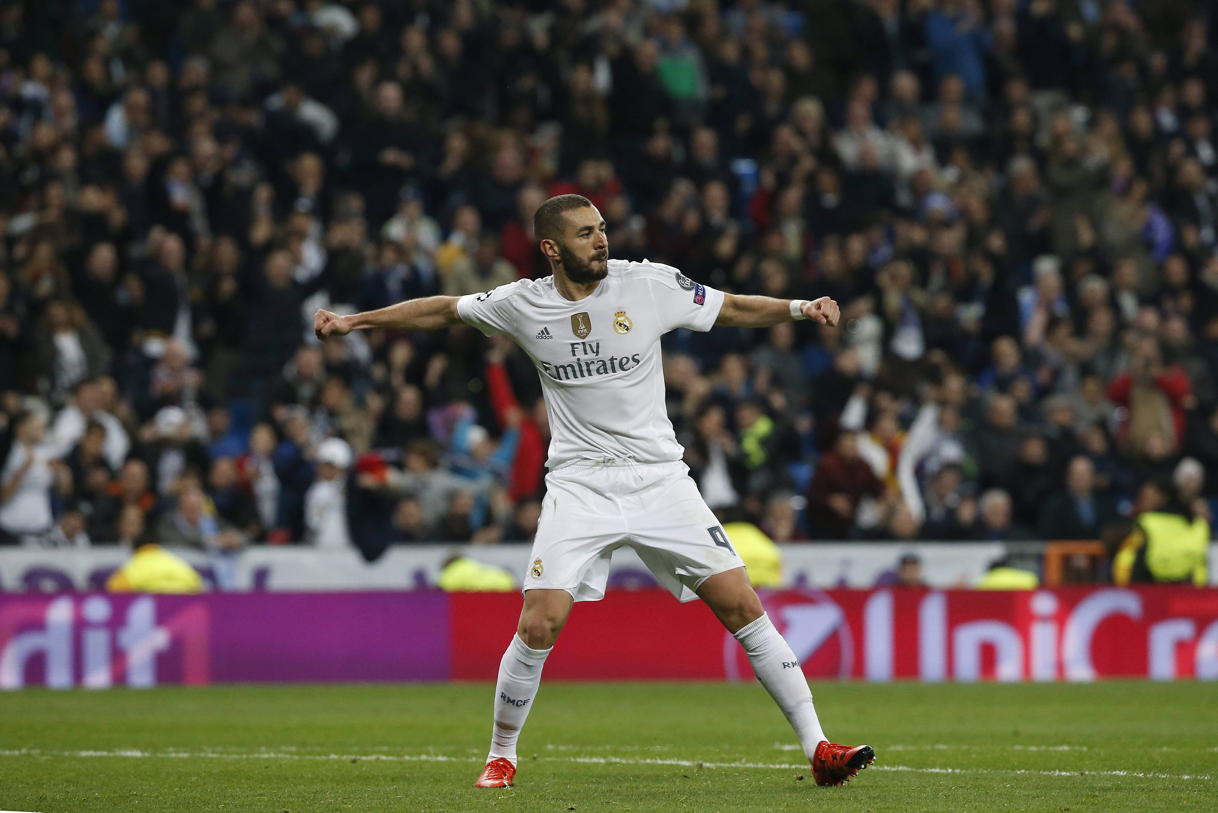 Real Madrid's French striker Karim Benzema celebrates scoring the 6-0 against Malmoe FF during their Champions League match played at Santiago Bernabeu stadium in Madrid, Spain (Photo by Kiko Huesca/EPA)
