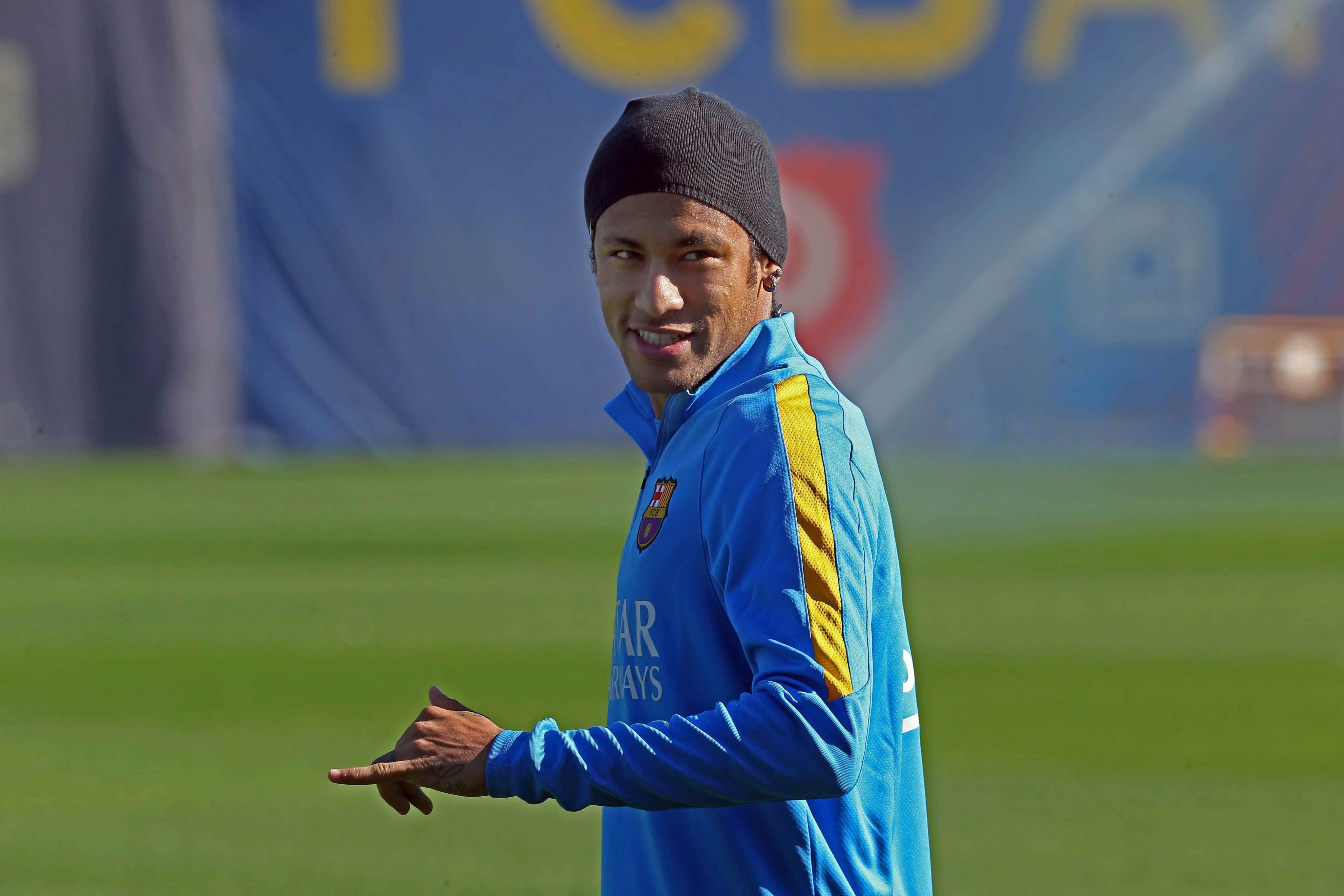 epa05100078 (FILES) A file picture dated 07 November 2015 shows FC Barcelona's Brazilian striker Neymar during a training session in Barcelona, northeastern Spain. On 13 January 2016 Jose Mata, Judge of Spanish Audiencia Nacional, has summoned Neymar to give evidence on a tax fraud investigation involving his signing with the Spanish club the upcoming 02 February.  EPA/TONI ALBIR