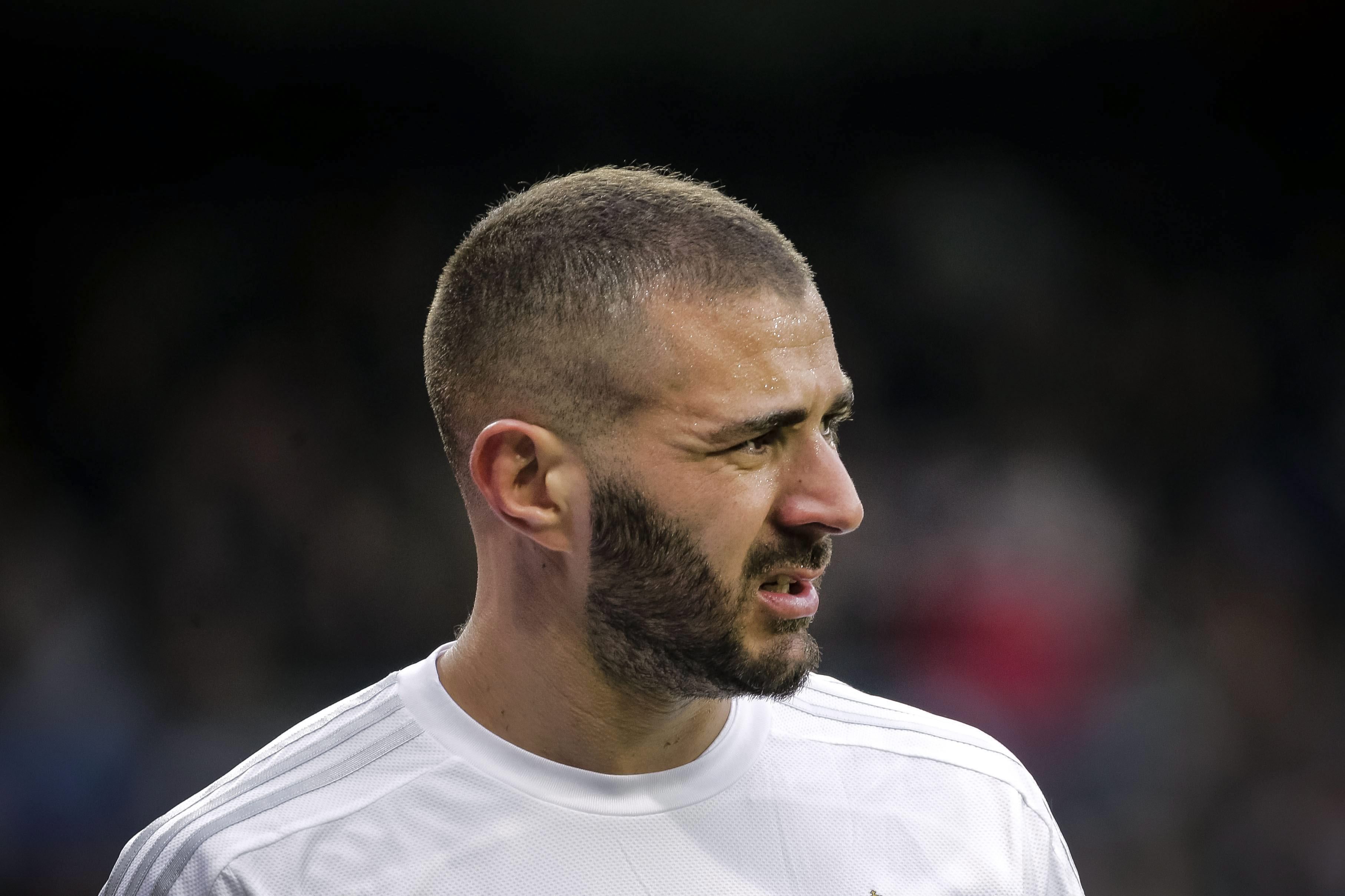 epa05107158 Real Madrid's French striker Karim Benzema leaves the field after being injured during the Spanish Primera Division soccer match played against Sporting Gijon at Santiago Bernabeu stadium in Madrid, Spain, 17 January 2016.  EPA/Emilio Naranjo