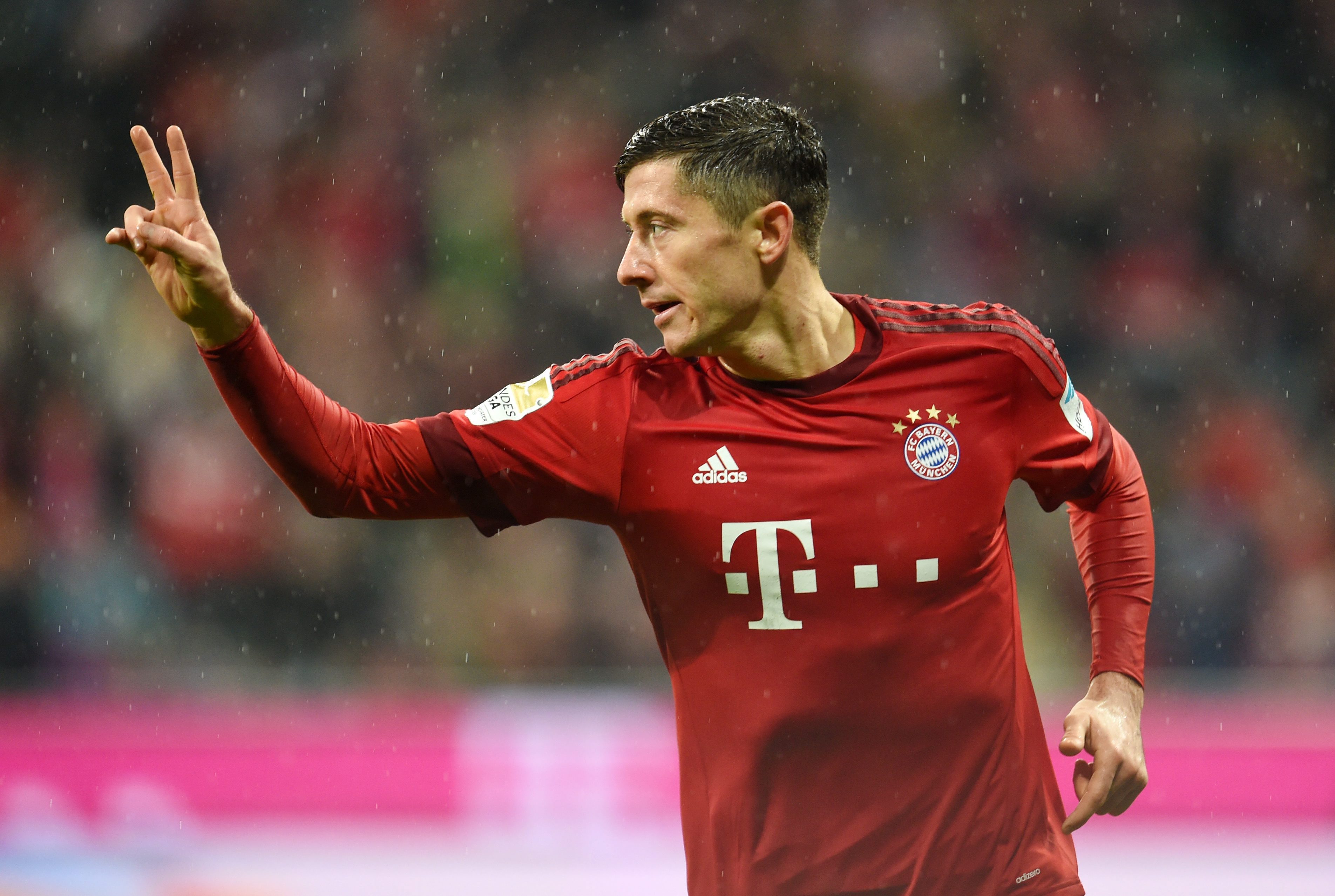 epa05137670 Munich's Robert Lewandowski celebrates his 2-0 goal during the German Bundesliga soccer match between Bayern Munich and 1899 Hoffenheim at the Allianz Arena in Munich, Germany, 31 January 2016.
(EMBARGO CONDITIONS - ATTENTION: Due to the accreditation guidelines, the DFL only permits the publication and utilisation of up to 15 pictures per match on the internet and in online media during the match.)  EPA/TOBIAS HASE