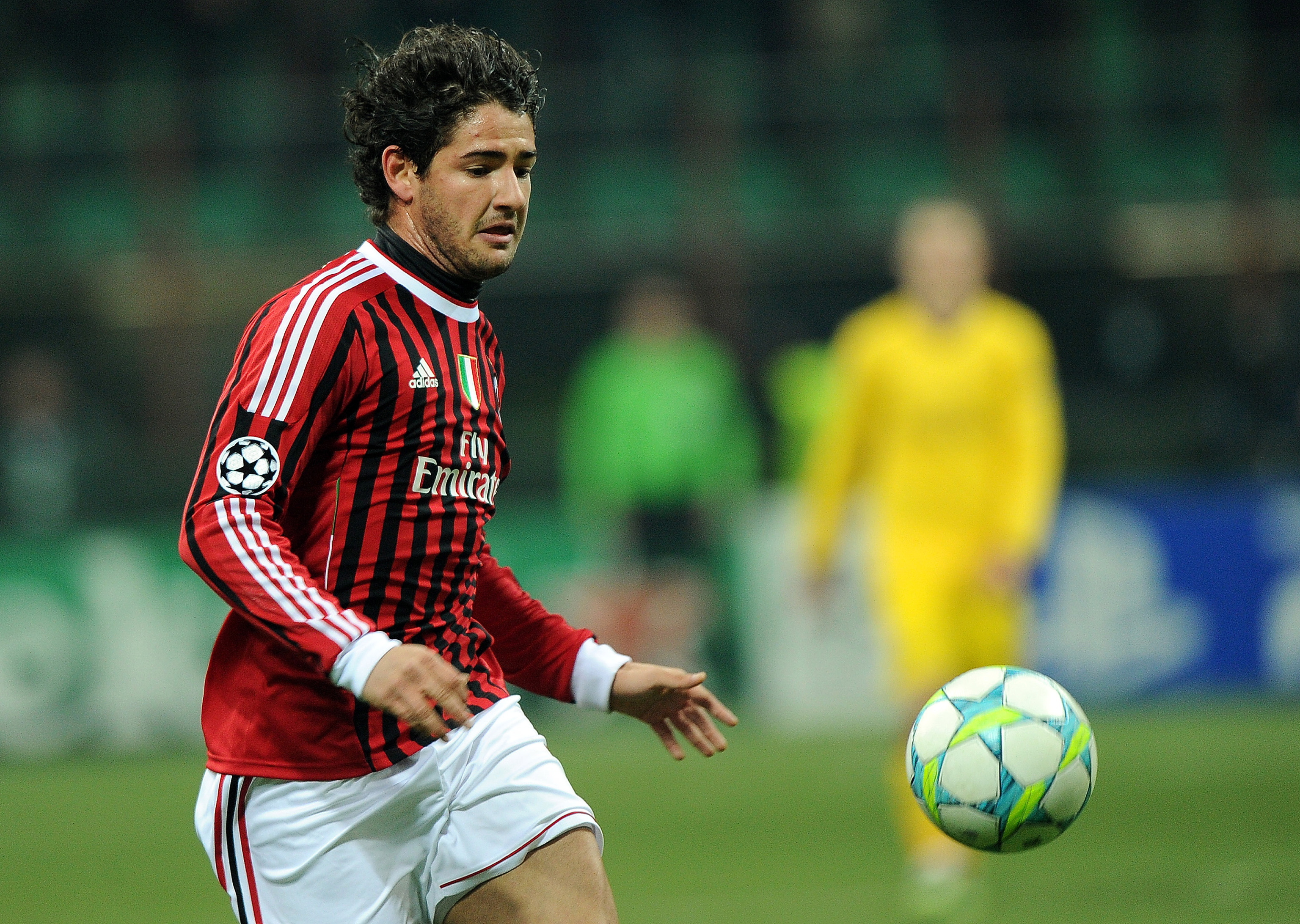 epa03107883 AC Milan Brazilian forward Alexandre Pato runs after the ball during a UEFA Champions League round of sixteen first leg match between AC Milan and Arsenal at the Giuseppe Meazza stadium in Milan, Italy, 15 February 2012.  EPA/DANIEL DAL ZENNARO