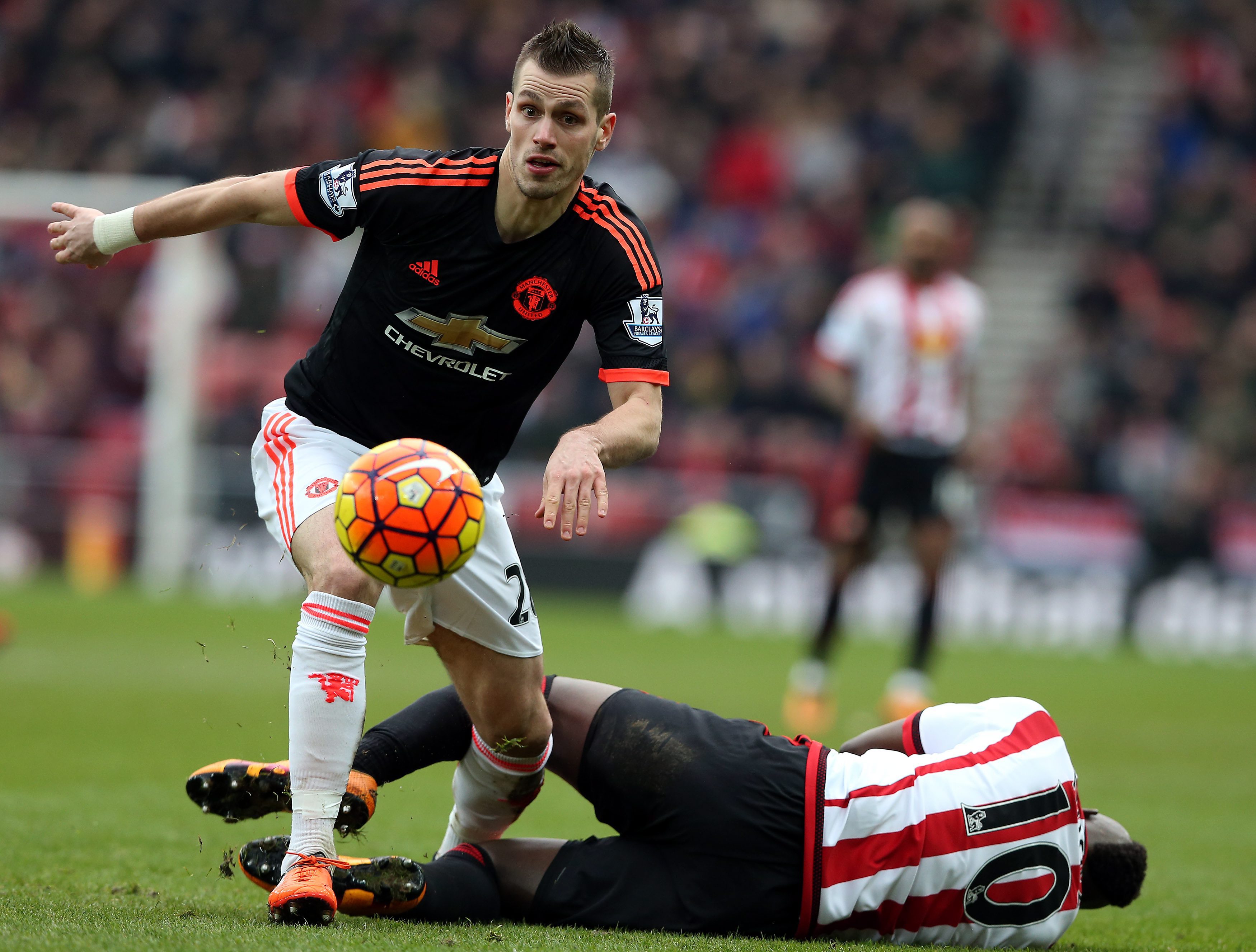 Manchester United's Morgan Schneiderlin (L) challenged by Sunderland's Dame N'Doye during the English Premier League soccer match between Sunderland and Manchester United at the Stadium of Light, Sunderland, Britain, 13 February 2016. (Photo by Nigel Roddis/EPA)