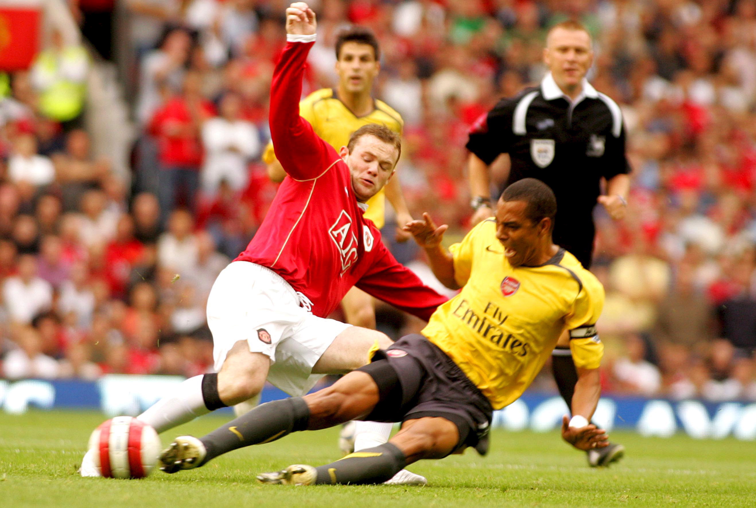 epa00820334 Wayne Rooney (L) of Manchester United battles for the ball with Gilberto Silva during the Premiership match between Manchester United and Arsenal at Old Trafford, Manchester, Sunday 17 September 2006.  EPA/ANITA MARIC  /UK AND IRELAND OUT/NO ONLINE/INTERNET USE WITHOUT A LICENCE FROM THE FOOTBALL DATA CO LTD.