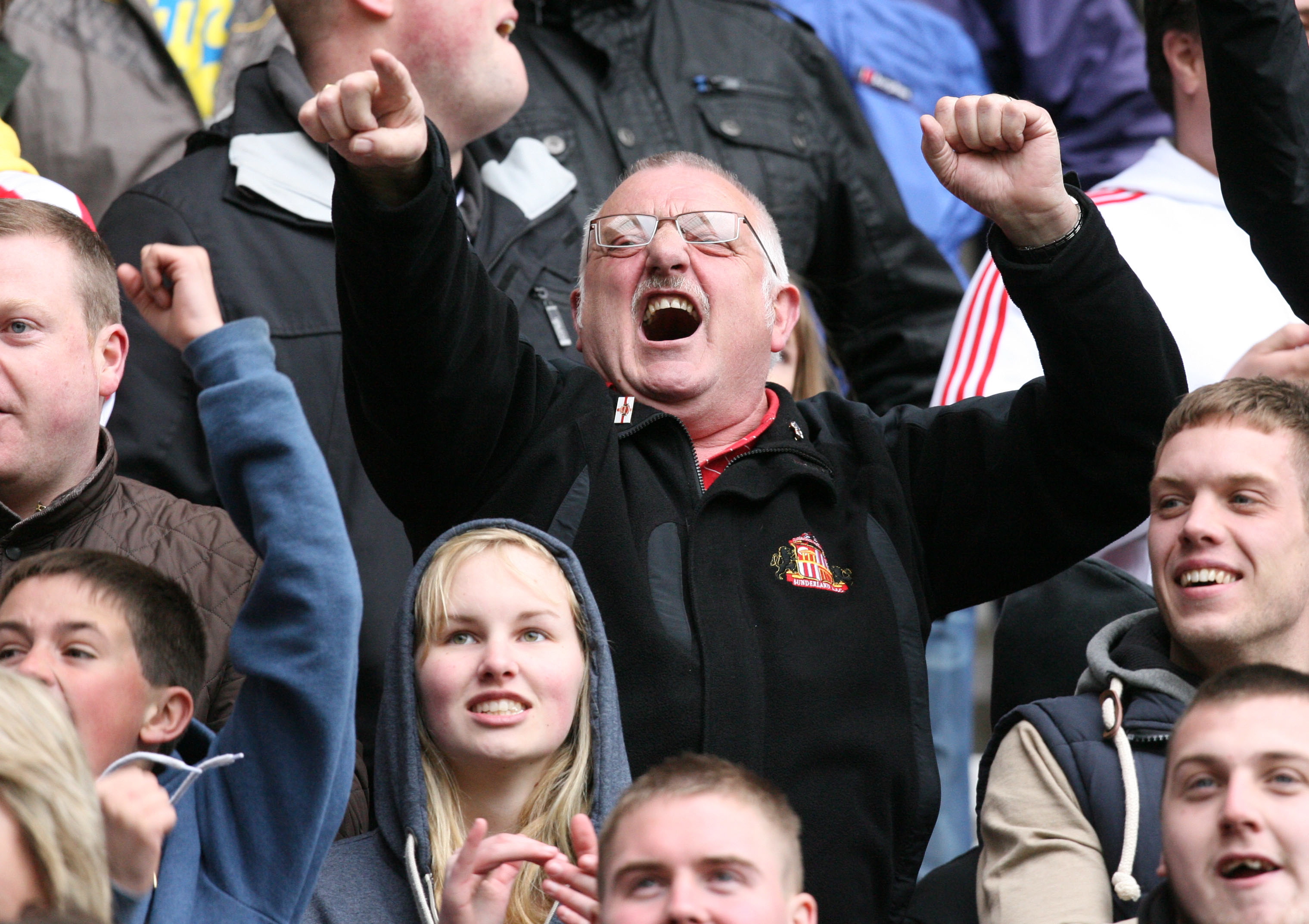 epa03217704 Sunderland fans taunt Manchester United fans after the English Premier League soccer match between Sunderland and Manchester United at the stadium of Light, Sunderland, Britain, 13 May 2012.  EPA/LINDSEY PARNABY 
DataCo terms and conditions apply http//www.epa.eu/downloads/DataCo-TCs.pdf