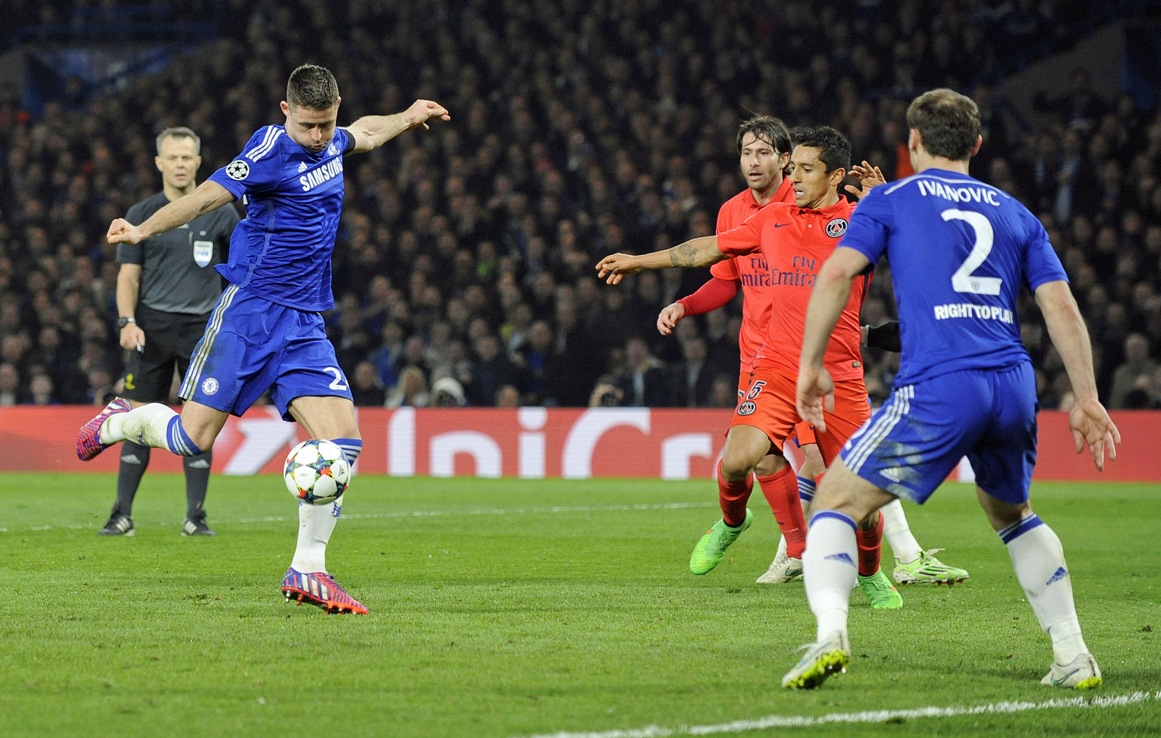 epa04658337 Chelsea's Gary Cahill (L) scores the 1-0 goal during the UEFA Champions League Round of 16 second leg soccer match between Chelsea and Paris Saint-Germain at Stamford Bridge, London, Britain, 11 March 2015.  EPA/GERRY PENNY