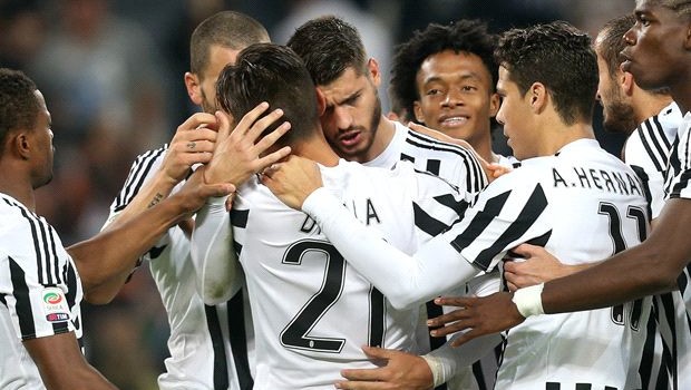 Juventus players embracing