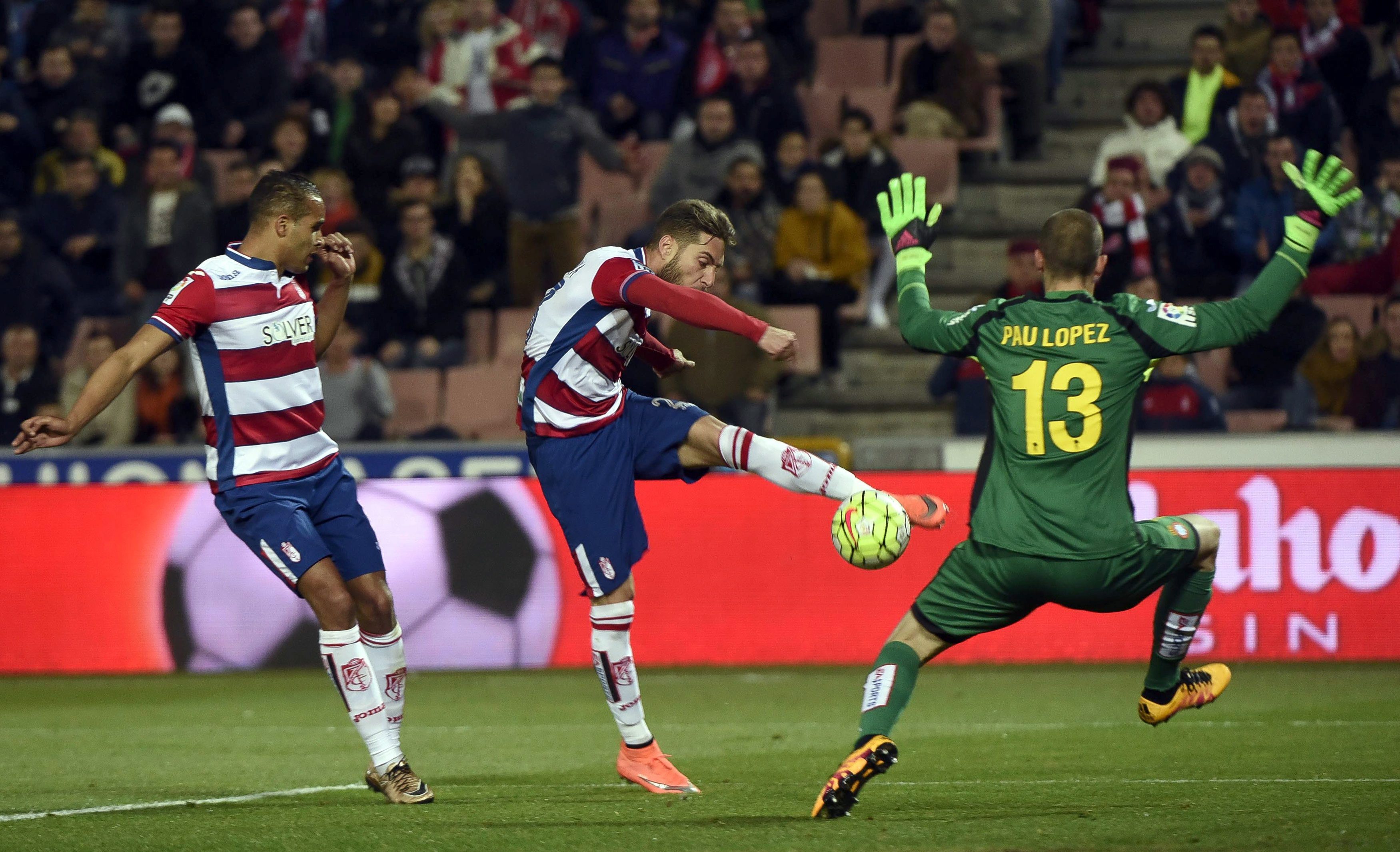 epaselect epa05211820 Granada CF's Ruben Rochina (C) shoots to score against Paul Lopez (R) of RCD Espanyol during the Spanish Liga Primera Division soccer match played at Nuevo Estadio de Los Carmenes stadium in Granada, southern Spain, 14 March 2016.  EPA/MIGUEL ANGEL MOLINA