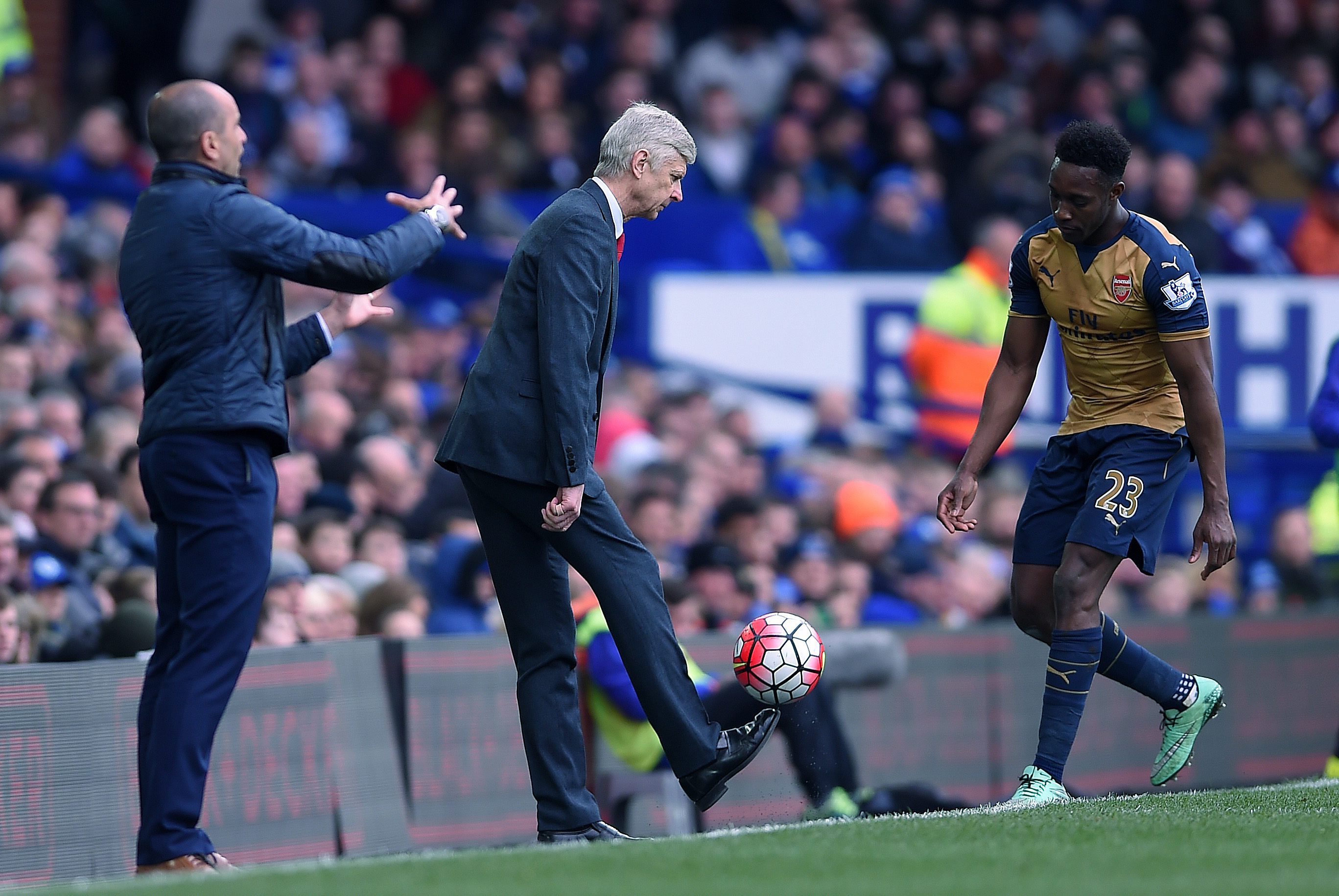 Arsenal manager Arsene Wenger (L) chips the ball to Danny Welbeck (R) during the English Premier League soccer match between Everton and Arsenal at the Goodison park, Liverpool, Britain, 19 March 2016.  (Photo by Peter Powell/EPA)
