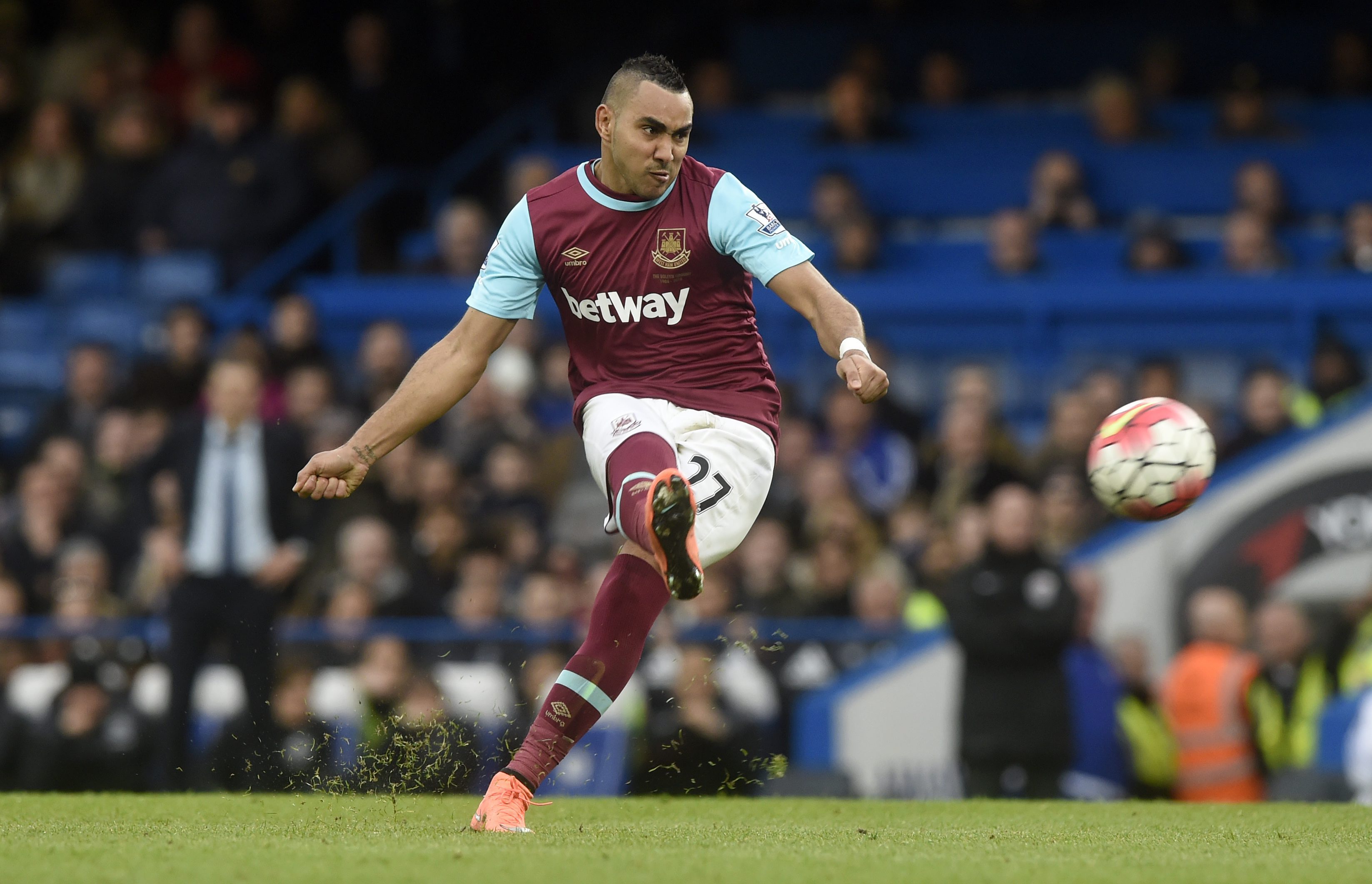 epa05220842 West Ham United's Dimitri Payet takes a free kick during the English Premier League match between Chelsea and West Ham United at Stamford Bridge, London, Britain, 19 March 2016.  EPA/WILL OLIVER EDITORIAL USE ONLY. No use with unauthorized audio, video, data, fixture lists, club/league logos or 'live' services. Online in-match use limited to 75 images, no video emulation. No use in betting, games or single club/league/player publications.