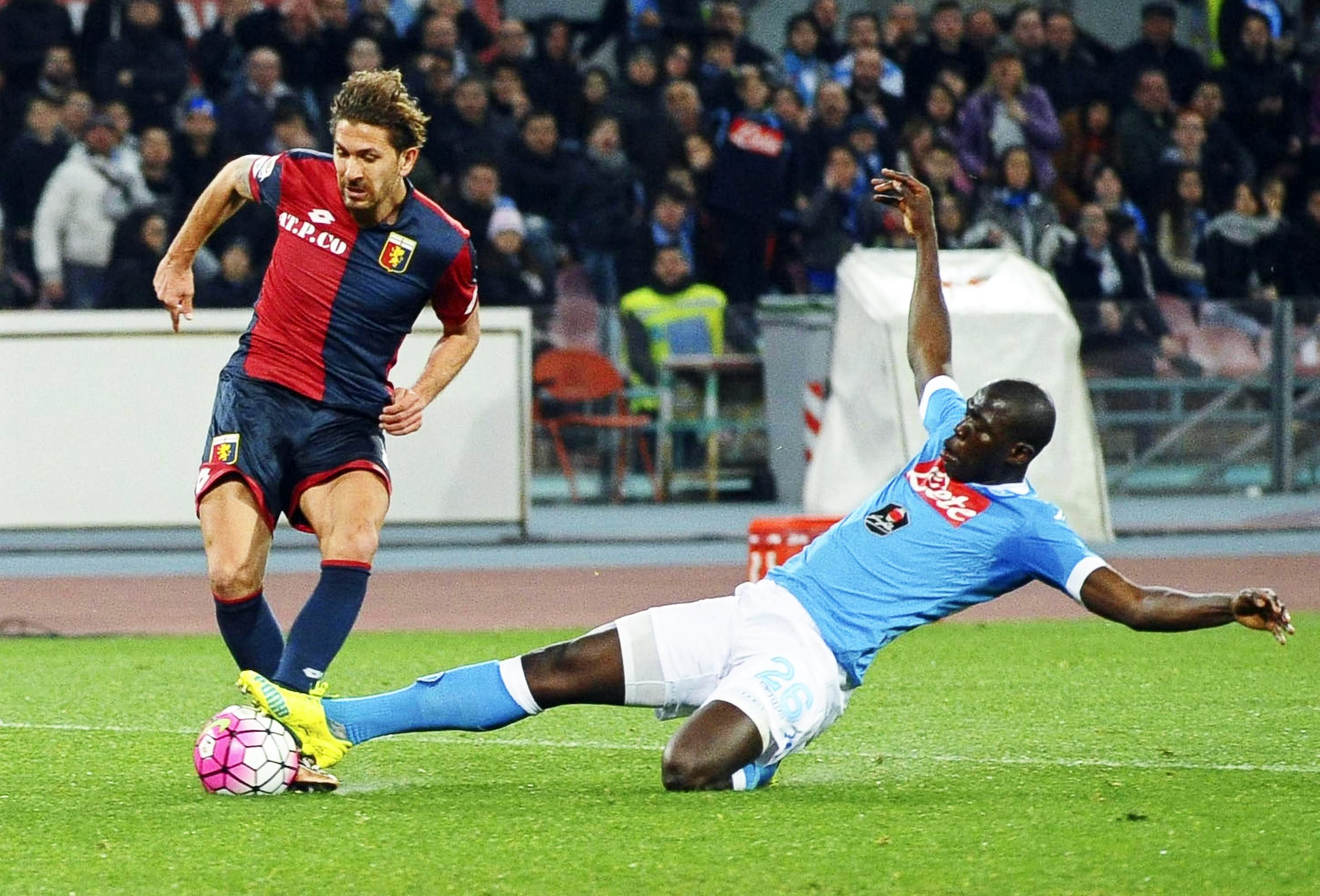 epa05223102 Napoli's defender Kalidou Koulibaly (R) in action against Genoa's forward Alessio Cerci (L) during the Italian Serie A soccer match between SSC Napoli and CFC Genoa 1893 at San Paolo Stadium in Naples, Italy, 20 March 2016.  EPA/CIRO FUSCO