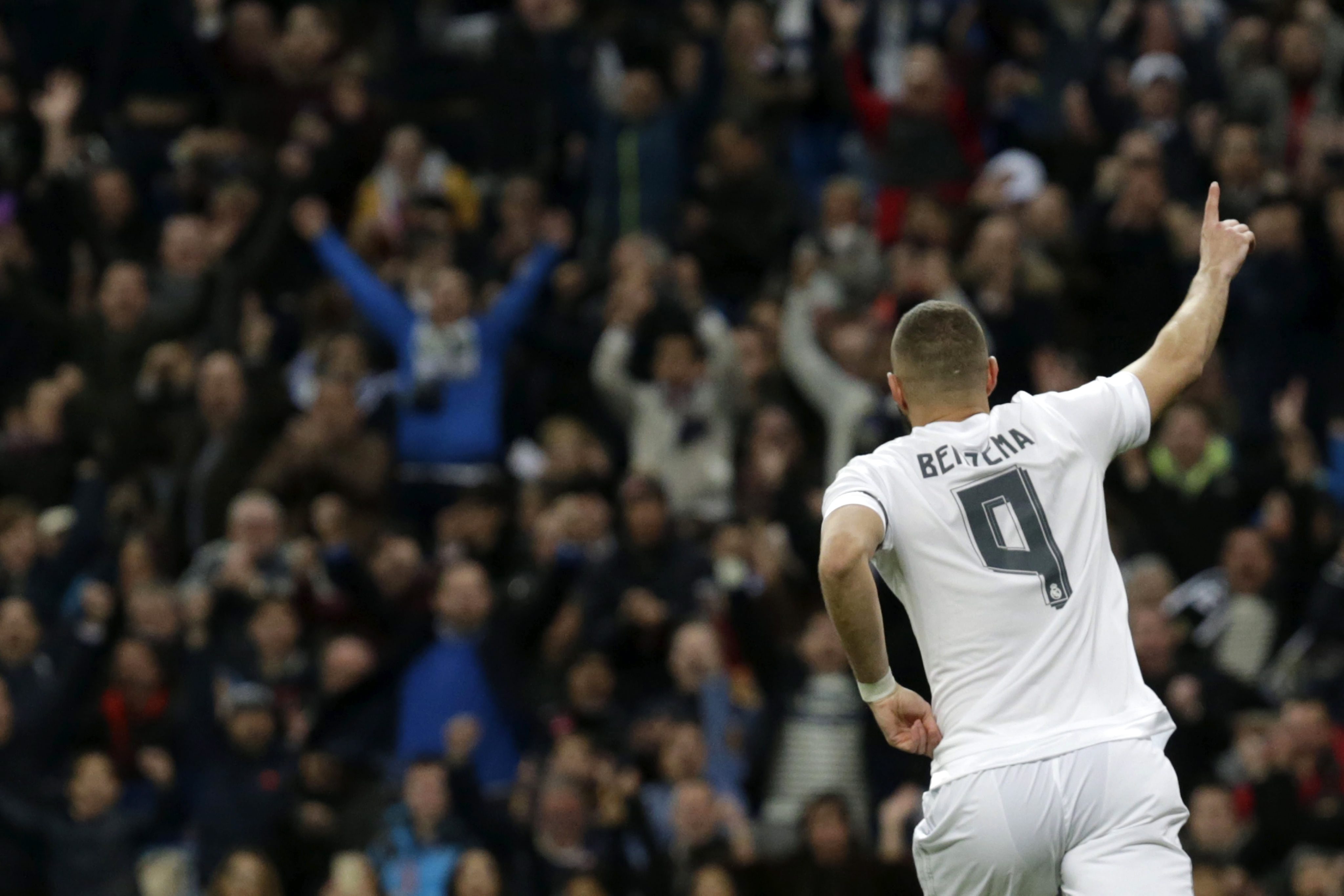 epa05223145 Real Madrid's French striker Karim Benzema celebrates after scoring the opening goal against Sevilla CF during the Spanish Liga Primera Division soccer match played at Santiago Bernabeu stadium, in Madrid, Spain, 20 March 2016.  EPA/Javier Lizon