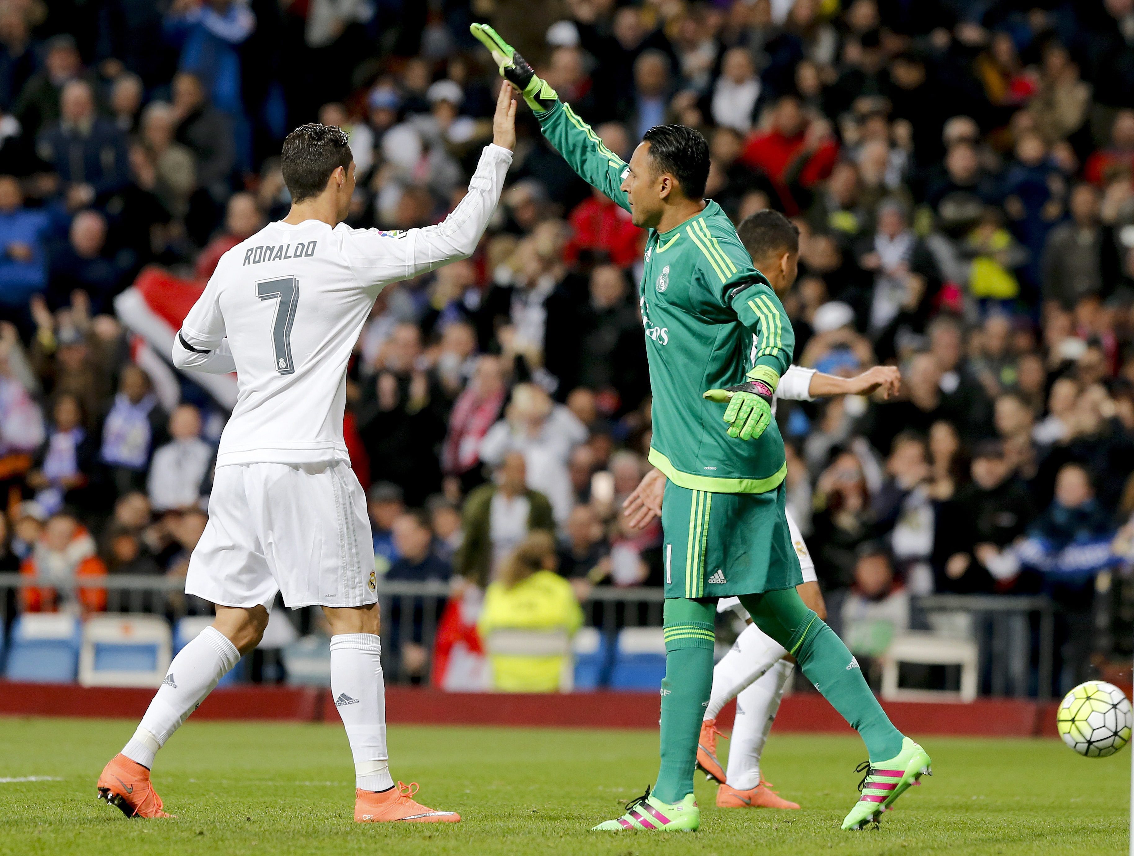 epa05223196 Real Madrid's Portuguese striker Cristiano Ronaldo (L) congratulates Costa Rican goalkeeper Keylor Navas (R) after saving a penalty kick against Sevilla CF during the Spanish Liga Primera Division soccer match against Sevilla CF played at Santiago Bernabeu stadium, in Madrid, Spain, 20 March 2016.  EPA/Ballesteros