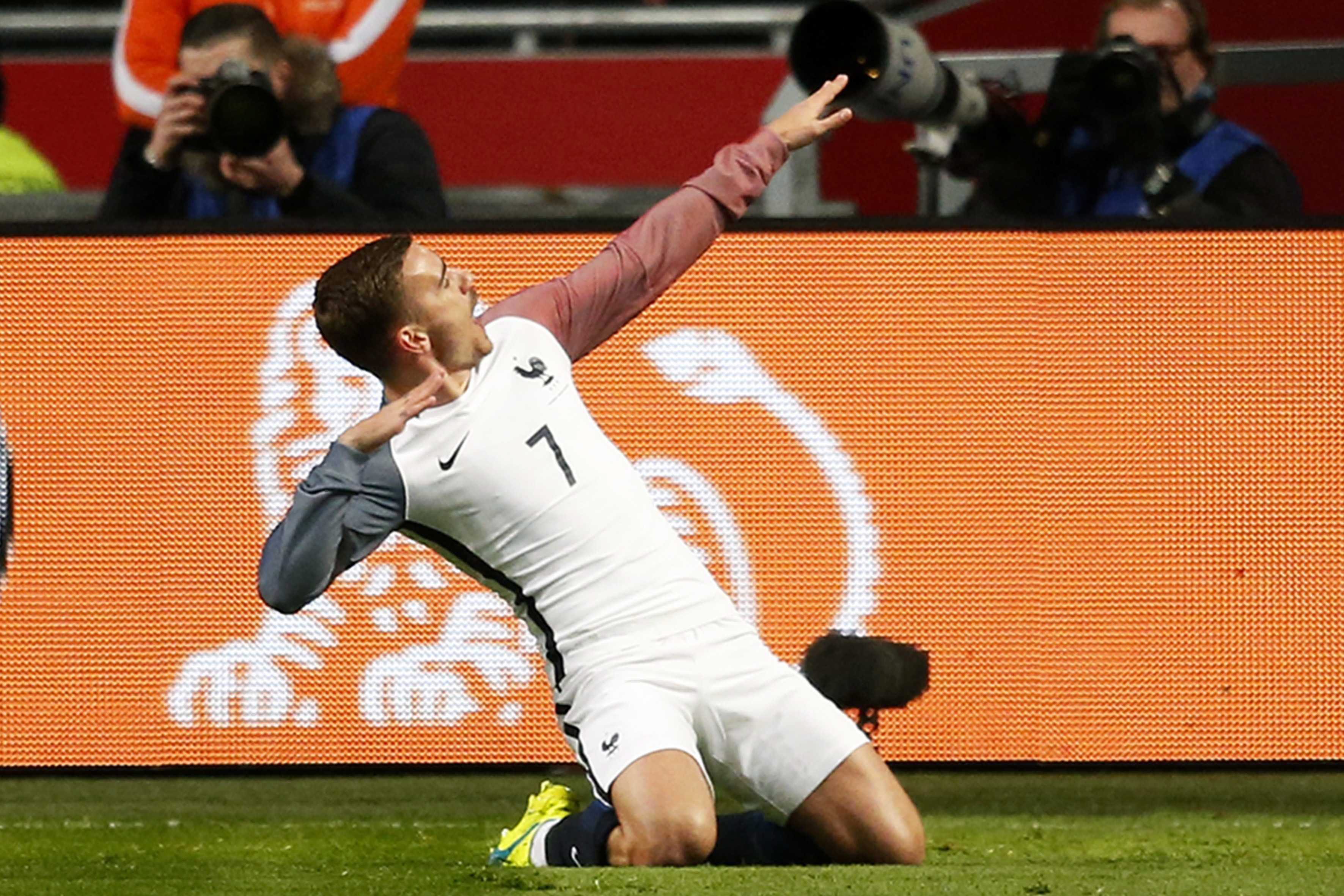 epa05231098 France's Antoine Griezmann celebrates after scoring the 1-0 lead during the friendly soccer match Netherlands vs France in Amsterdam, the Netherlands, 25 March 2016.  EPA/STANLEY GONTHA