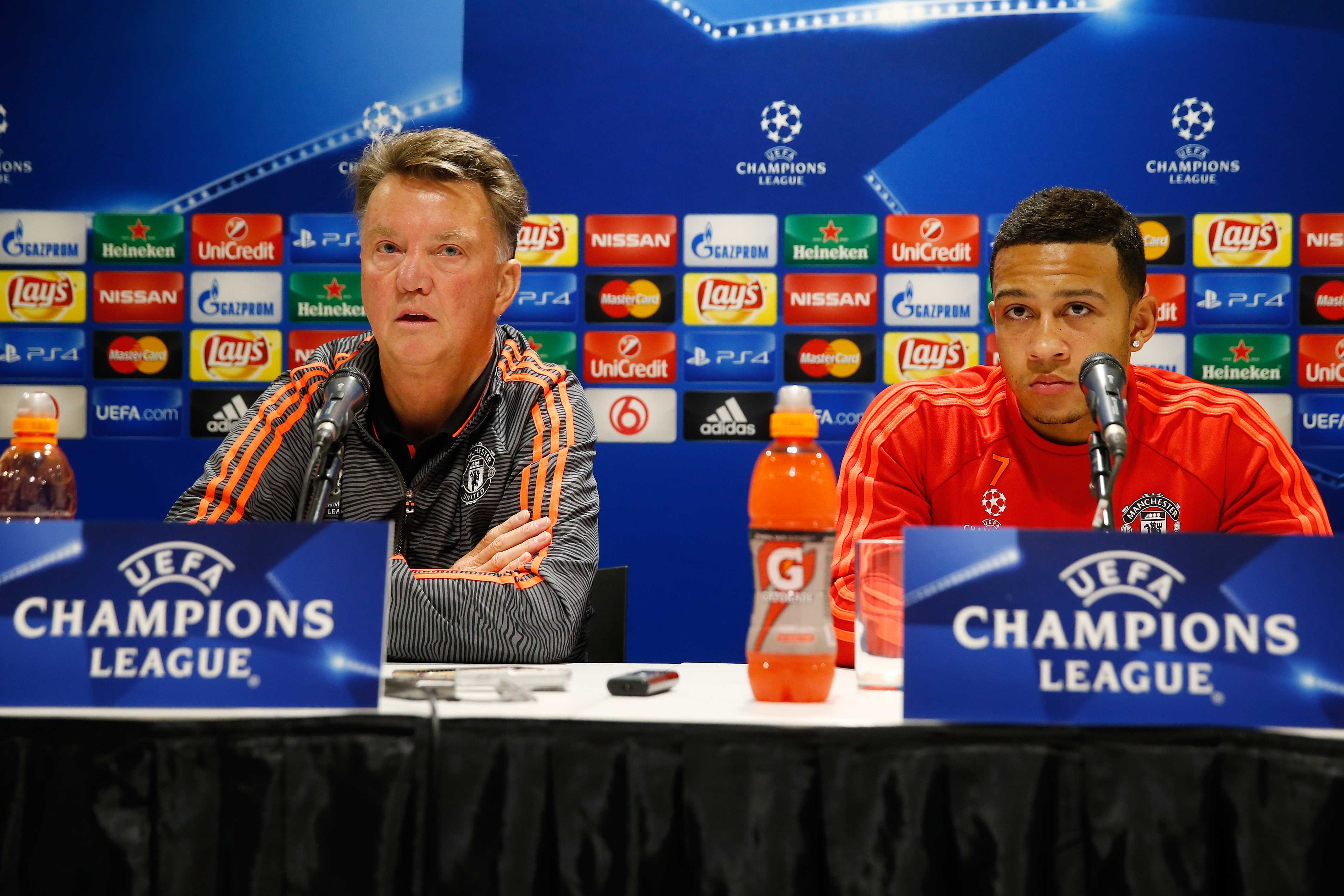 epa04930467 Manchester United manager Louis van Gaal (L) and player Memphis attend a press conference in Eindhoven, The Netherlands, 14 September 2015. Manchester United will face PSV Eindhoven in a UEFA Champions League Group B match in Eindhoven on 15 September.  EPA/Bas Czerwinski