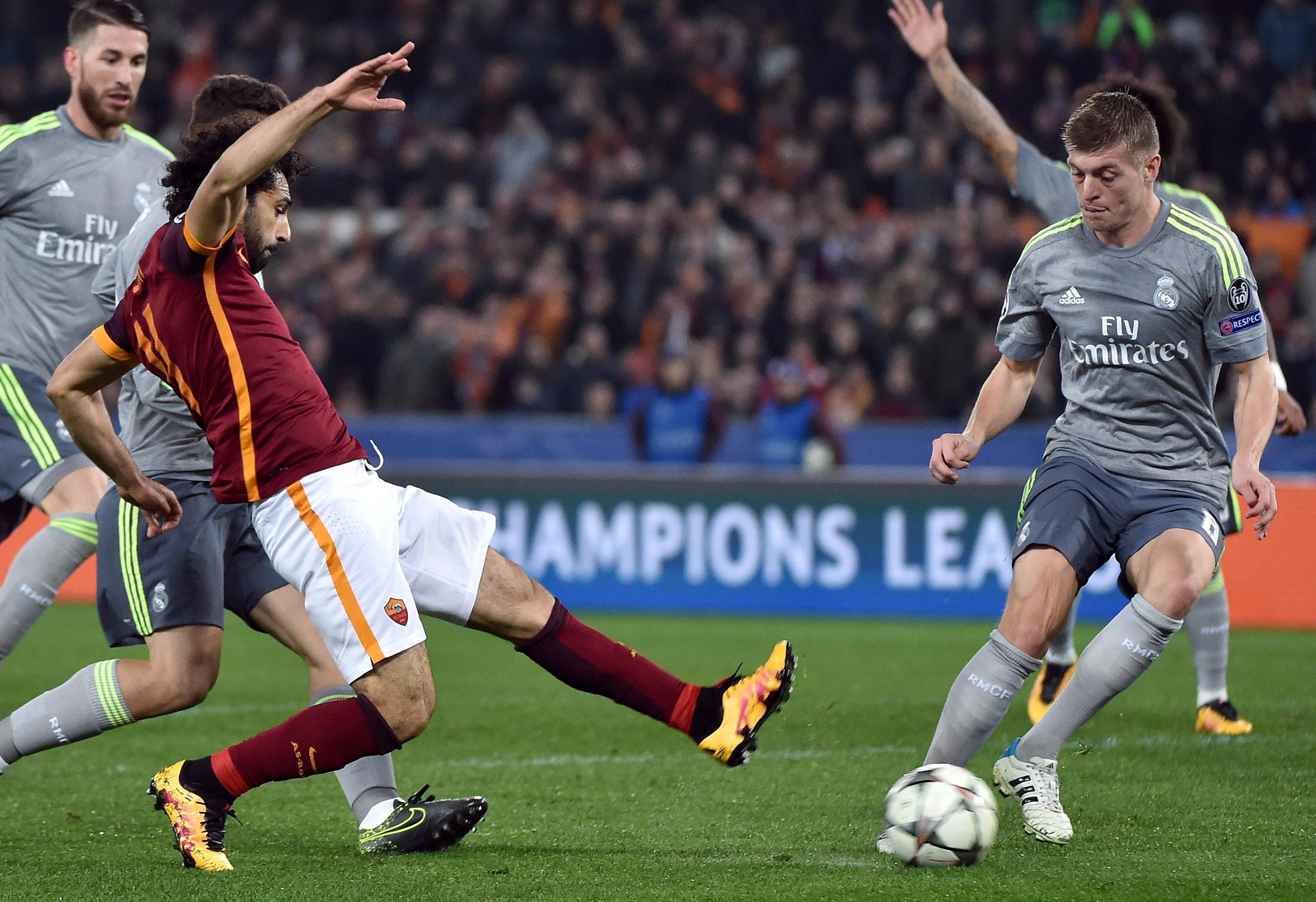 epa05167170 Roma's Mohamed Salah (L) vies for the ball with Real Madrid's Toni Kroos during the UEFA Champions League Round of 16 first leg soccer match between AS Roma and Real Madrid CF at the Olimpico stadium in Rome, Italy, 17 February 2016.  EPA/ETTORE FERRARI