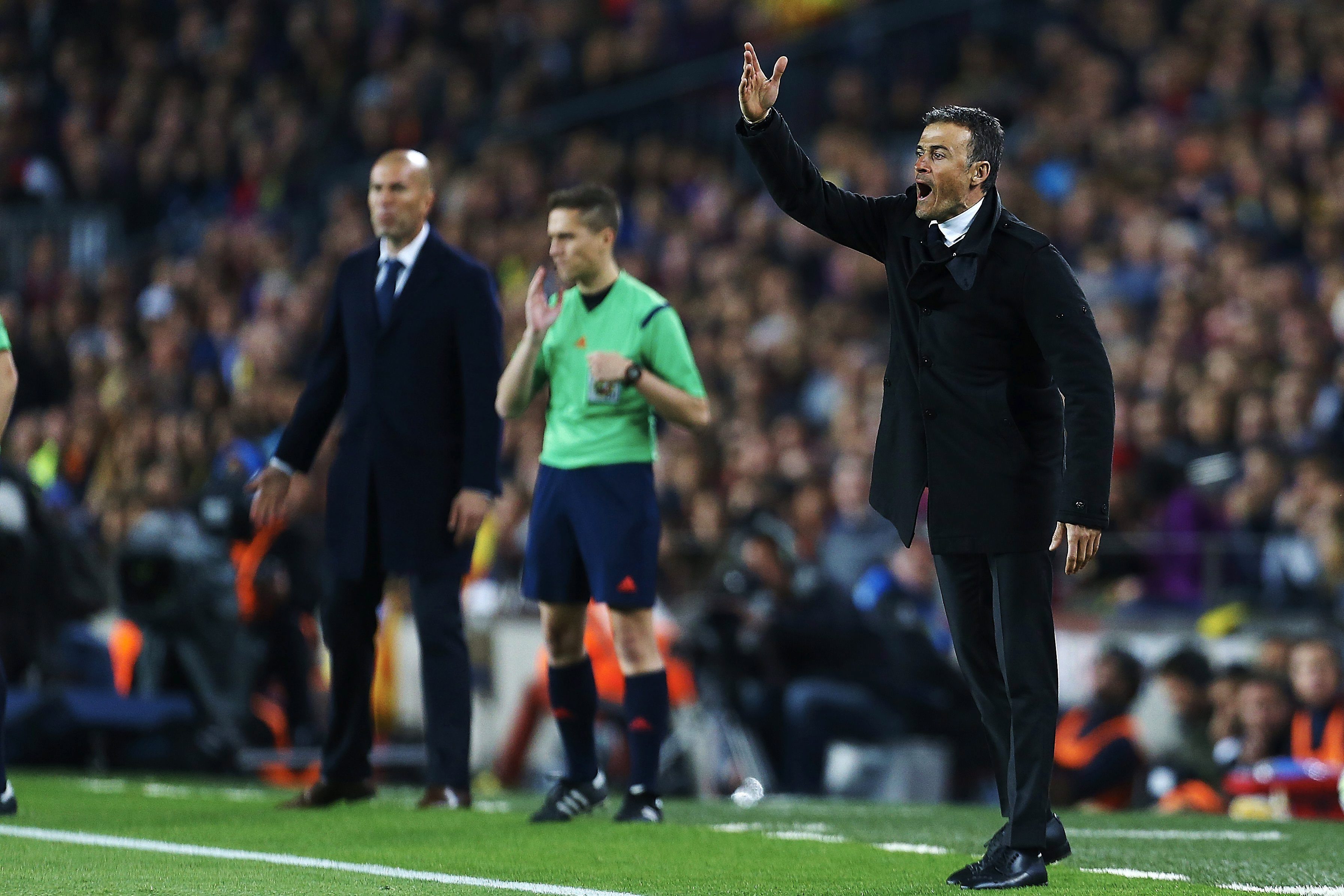 epa05241252 FC Barcelona's Spanish coach Luis Enrique (R) and Real Madrid's French Zinedine Zidane (L) during their Spanish Primera Division soccer match at Camp Nou stadium in Barcelona, northeasterm Spain, 02 April 2016.  EPA/Alejandro Garcia