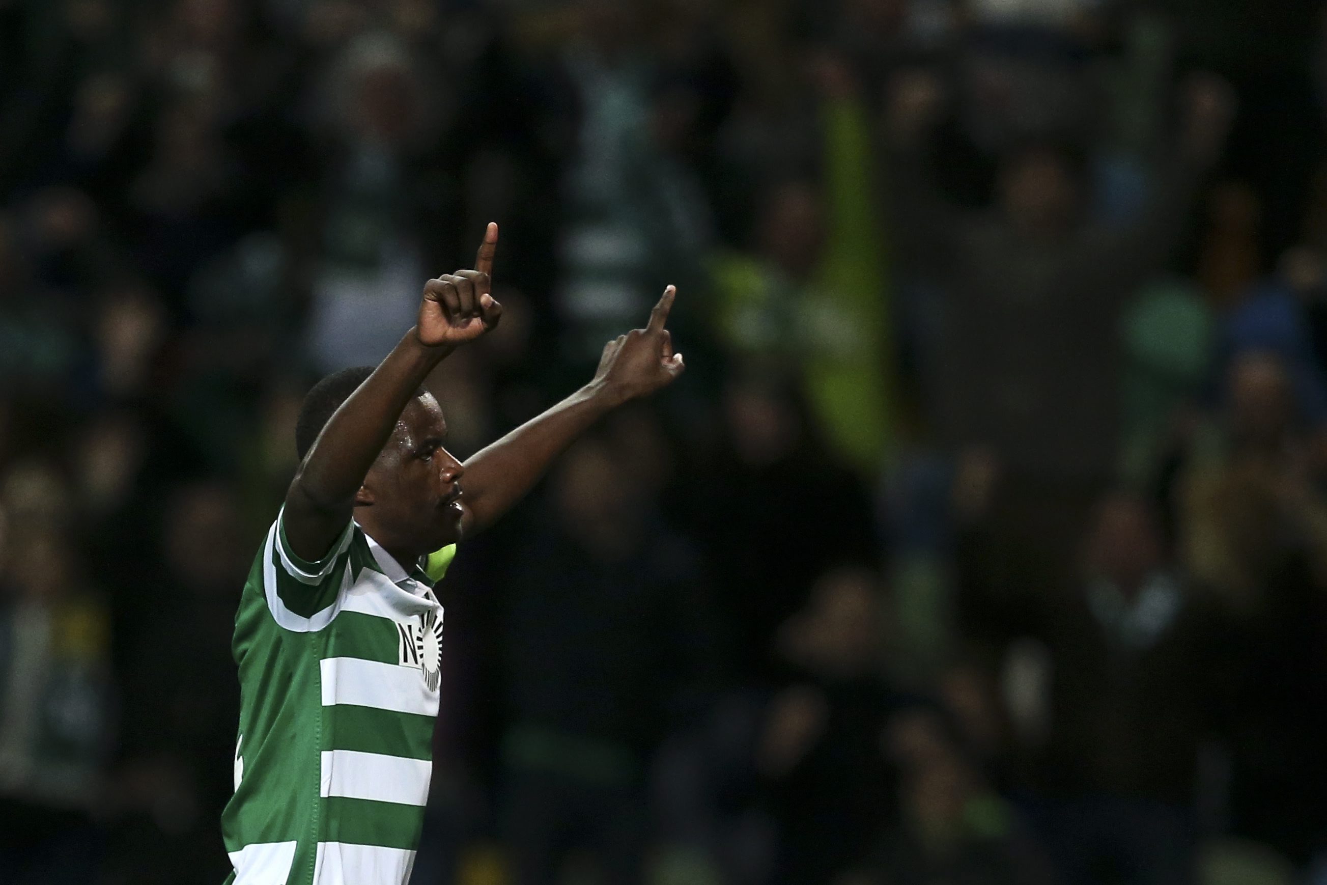 epa05251724 Sporting's William Carvalho celebrates after scoring the second goal against Maritimo during their Portuguese First League soccer match held at Alvalade Stadium, in Lisbon, Portugal, 09 April 2016.  EPA/MANUEL DE ALMEIDA