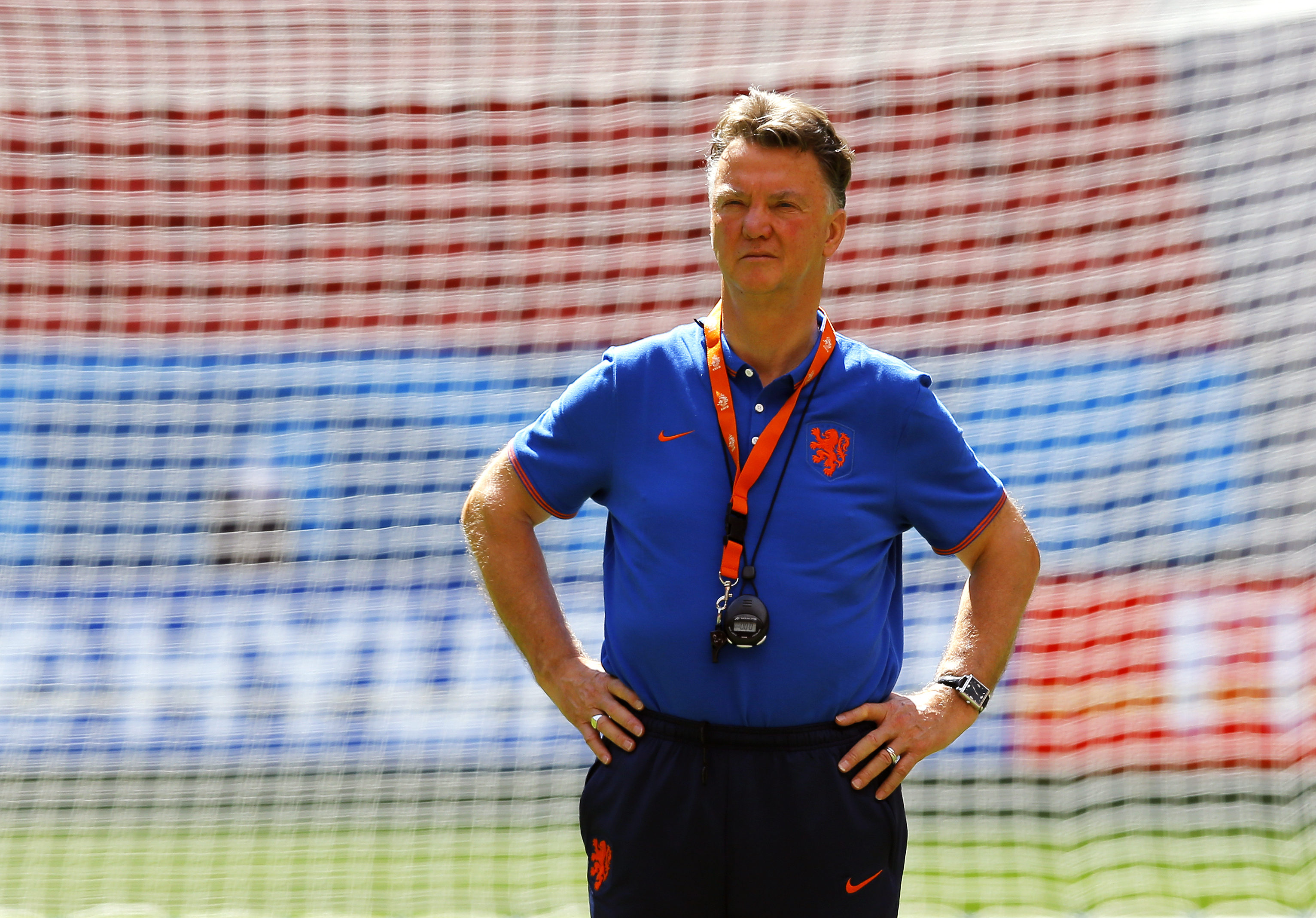 epa04311307 Dutch national soccer team head coach Louis Van Gaal supervises his players during their training session at Estadio National in Brasilia, Brazil, 11 July 2014. The Netherlands will face Brazil on 12 July for the third place in the FIFA World Cup Brazil 2014 match at National  Stadium in Brasilia.  EPA/ROBERT GHEMENT
